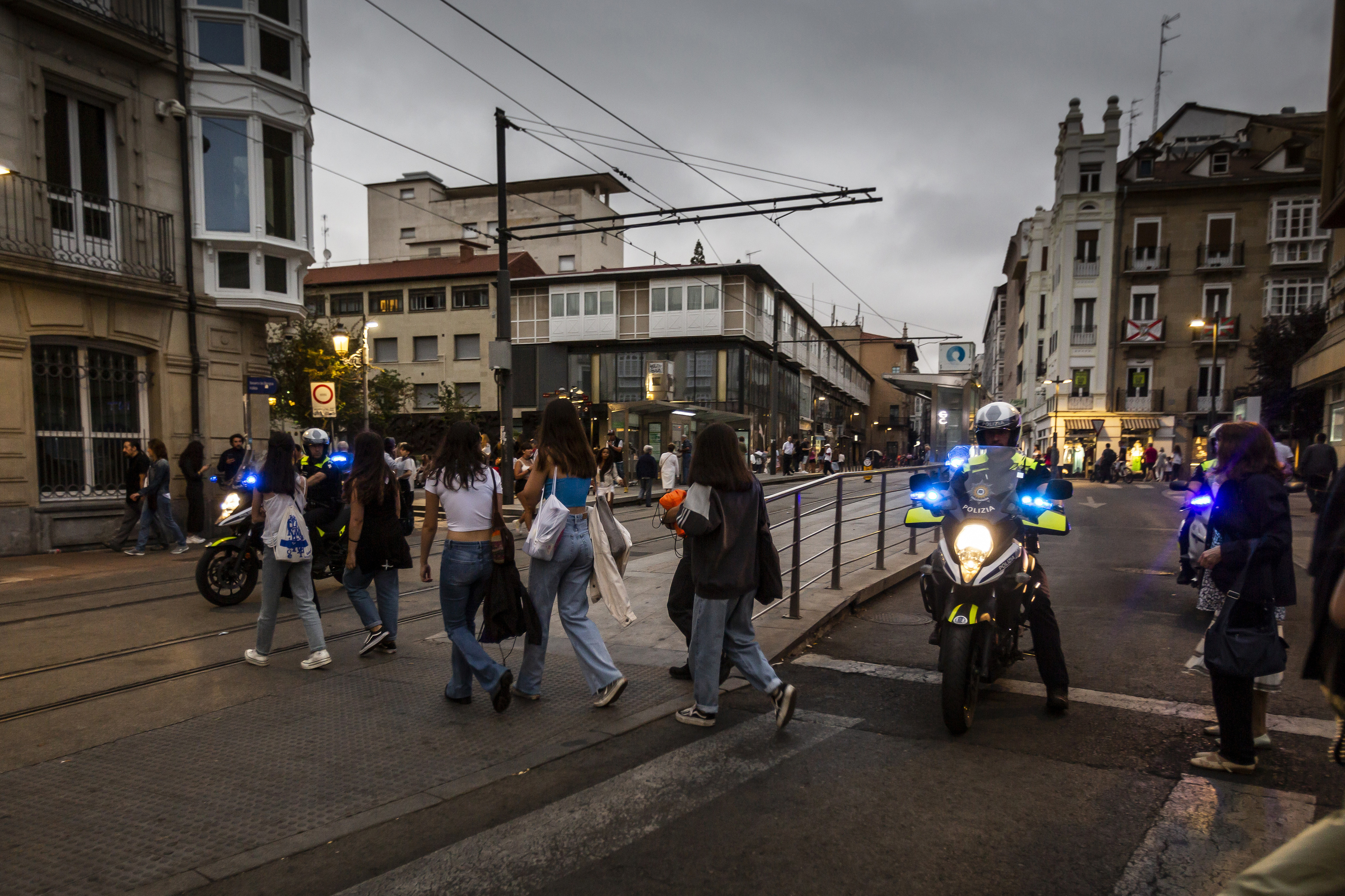 Varias jvenes pasean por el centro de Vitoria, con vigilancia policial para evitar agresiones.