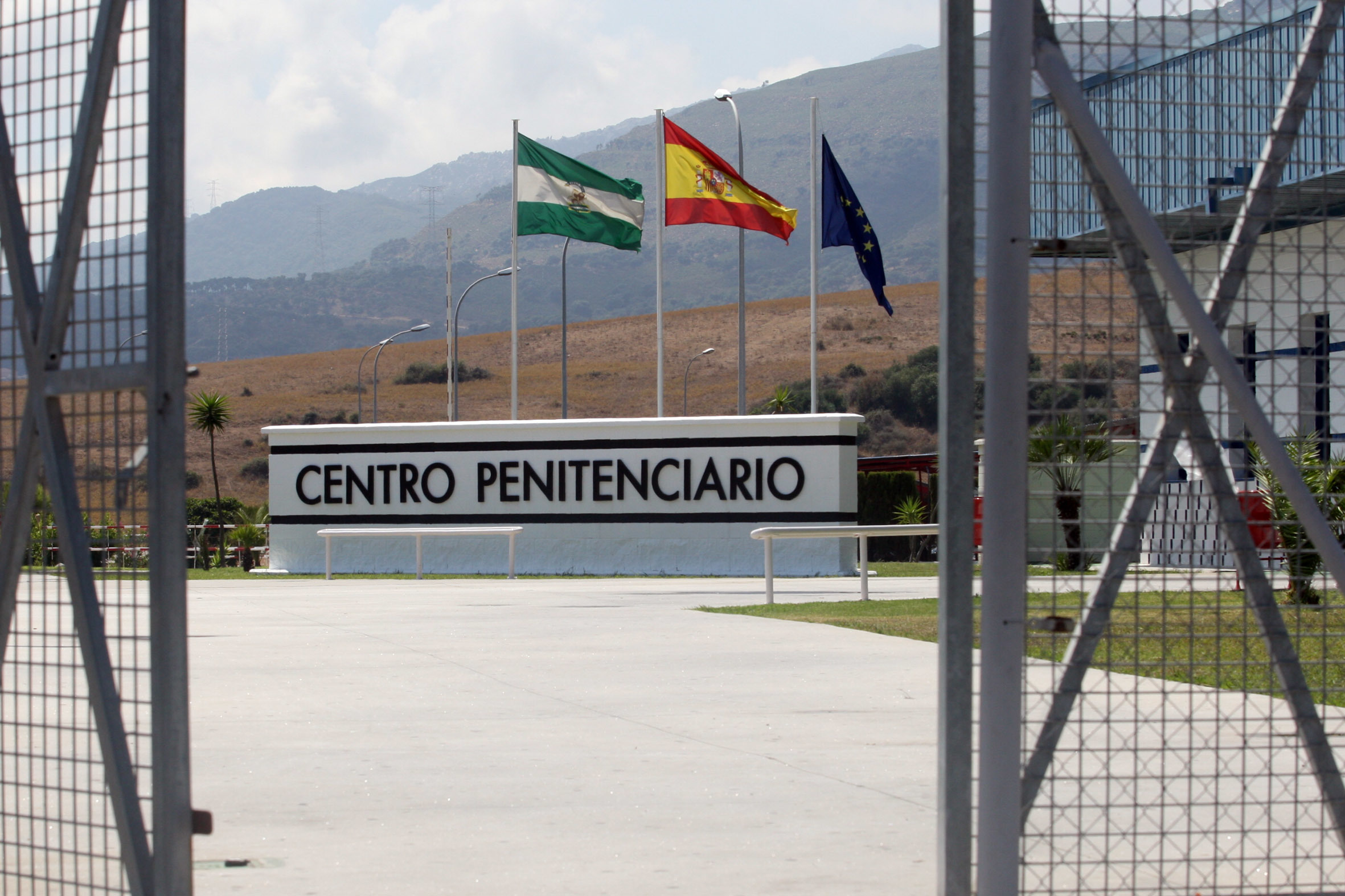 Acceso al centro penitenciario de Botafuegos, en Almera.