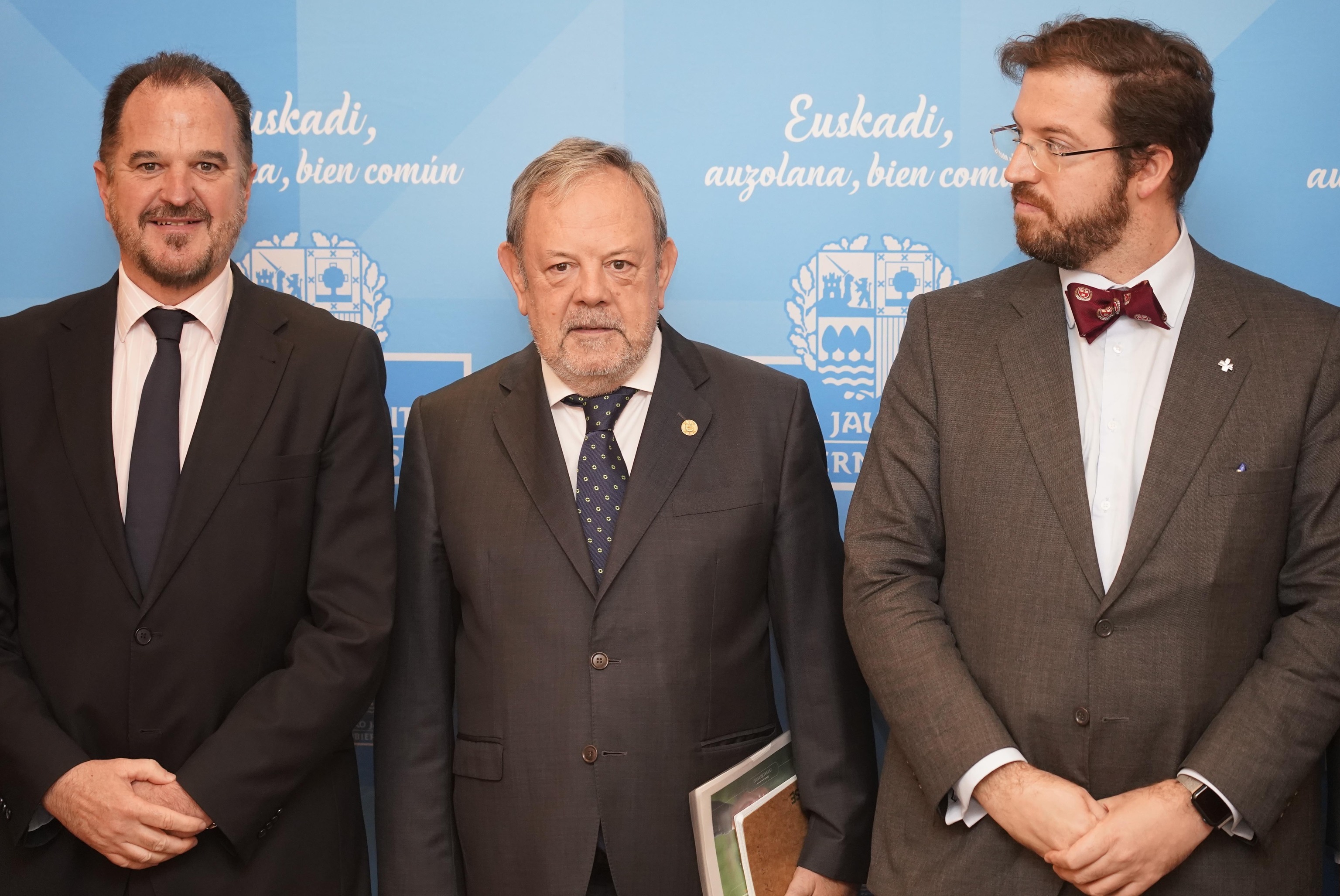Carlos Iturgaiz, Pedro Azpiazu y Luis Gordillo antes de la primera de las tres reuniones mantenidas para negociar los presupuestos de 2023.