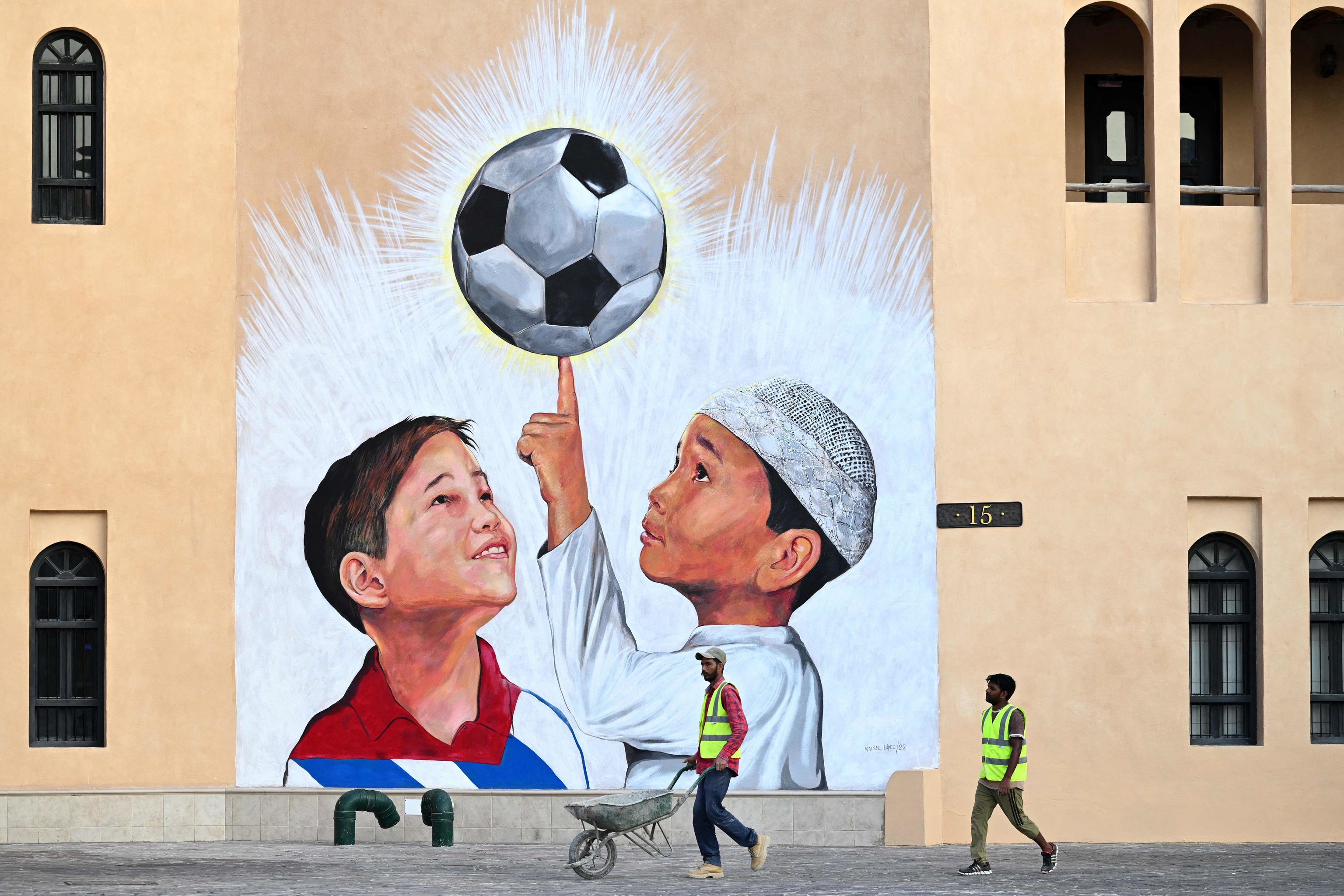 Un mural en Doha por el Mundial de Qatar.