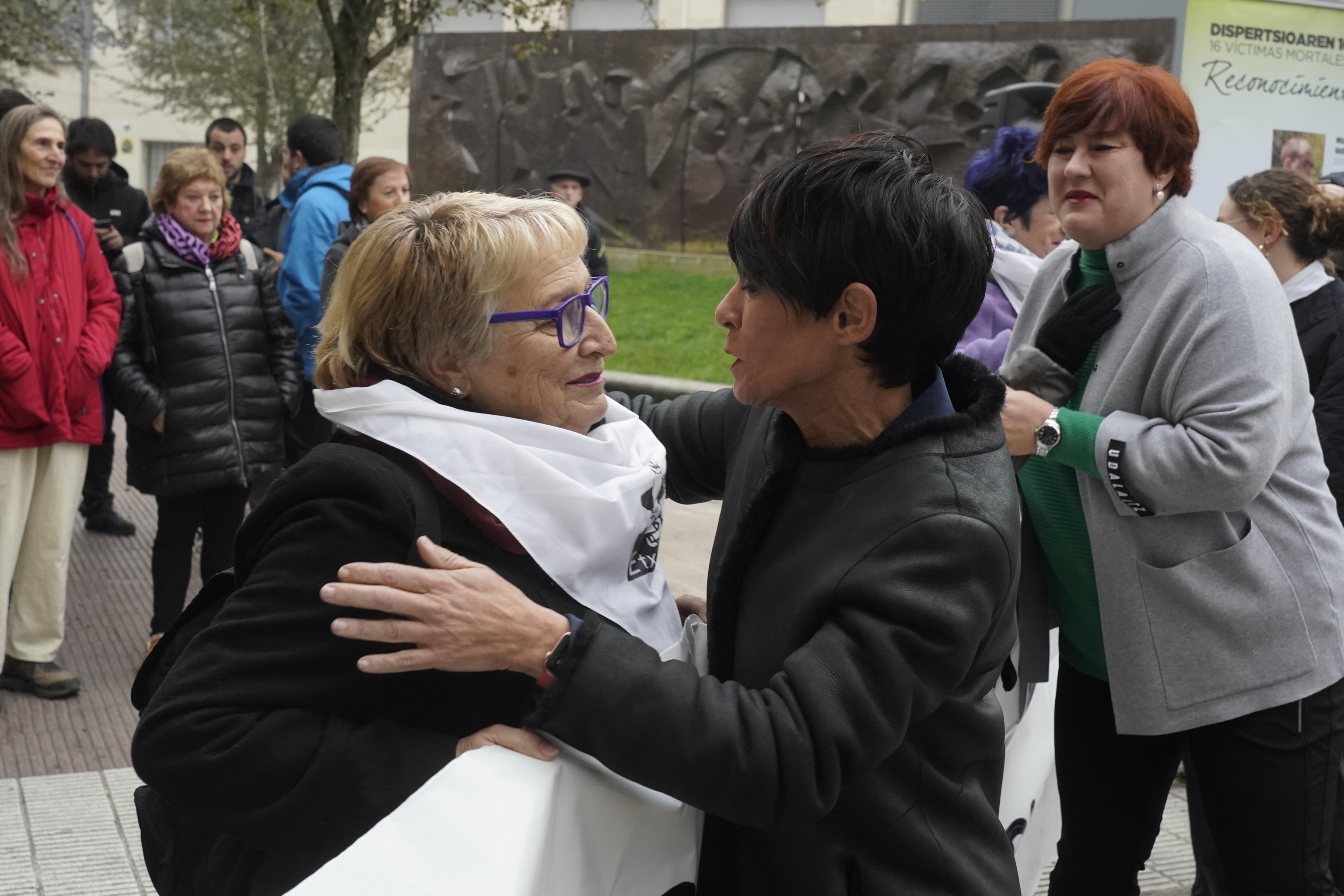 La portavoz de EH Bildu Maddalen Iriarte abraza a una de las familiares de presos de ETA que se ha participado en un acto hoy en Vitoria.