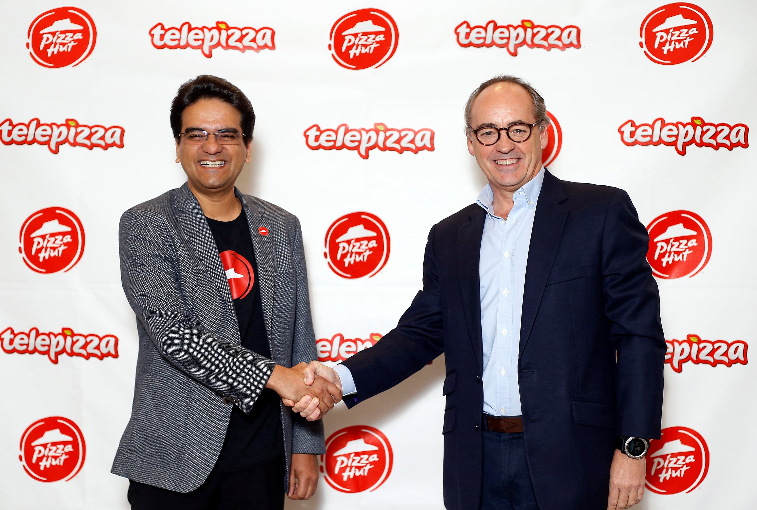 El presidente de Pizza Hut, Milind Pant y el de Telepizza, Pablo Juantegui, celebran la asociacin de ambos grupos, en 2018.