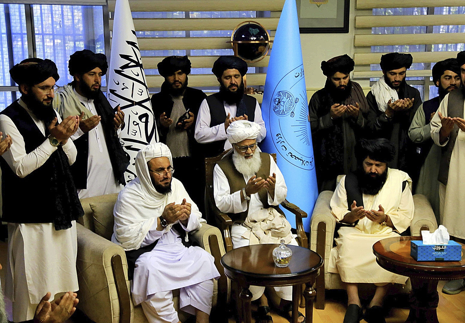 El nuevo ministro de Educacin, junto con otros lderes talibanes, en Kabul.