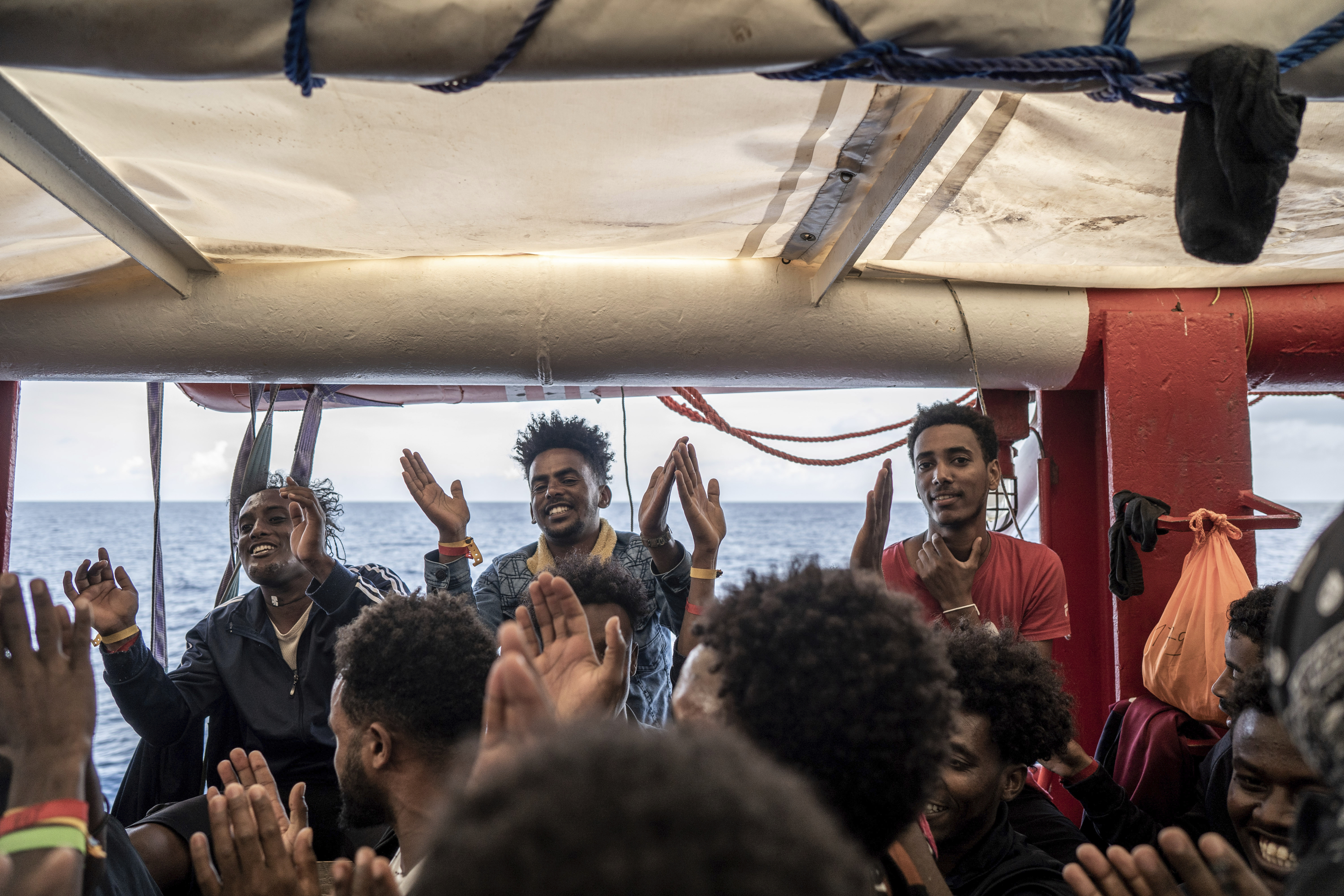 Migrantes a bordo del Ocean Viking celebran ayer la noticia de que desmbarcarn en Francia.
