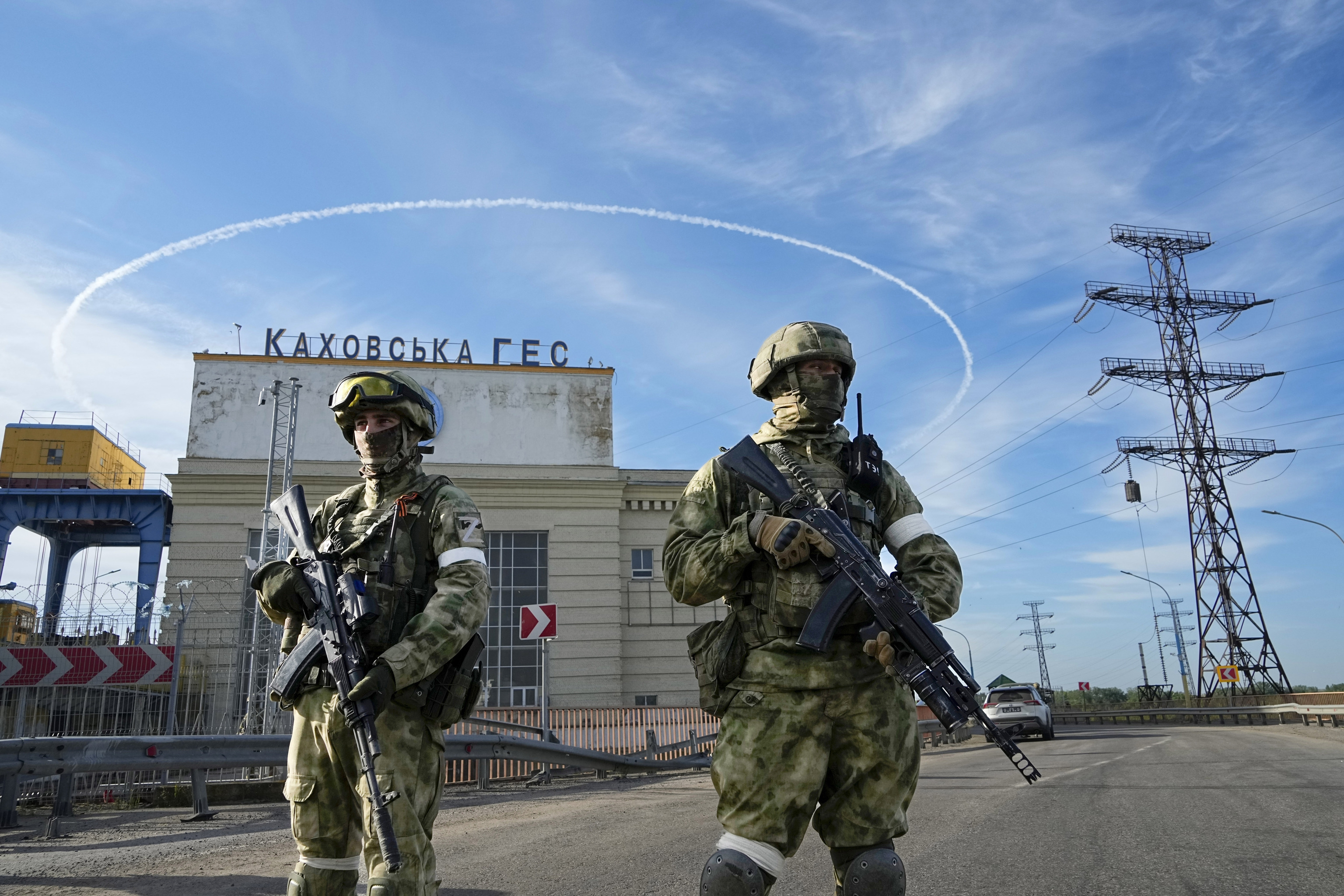 Las tropas rusas vigilan una entrada de la central hidroeléctrica de Kakhovka.