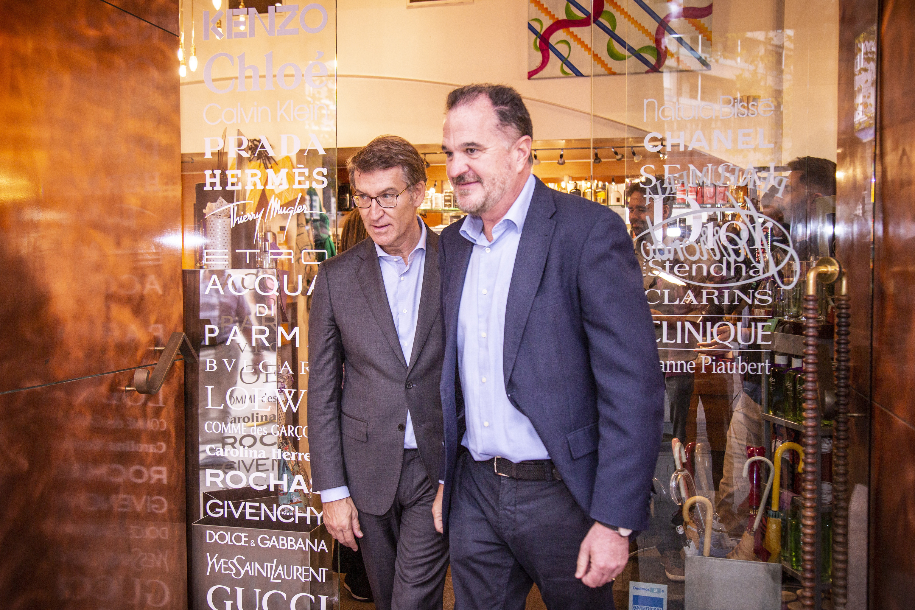 Nez Feijo y Carlos Iturgaiz, en un establecimiento comercial de Vitoria durante una de las visitas del presidente del PP.