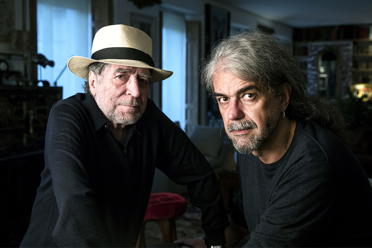 Joaquín Sabina y Fernando León de Aranoa en casa del primero.