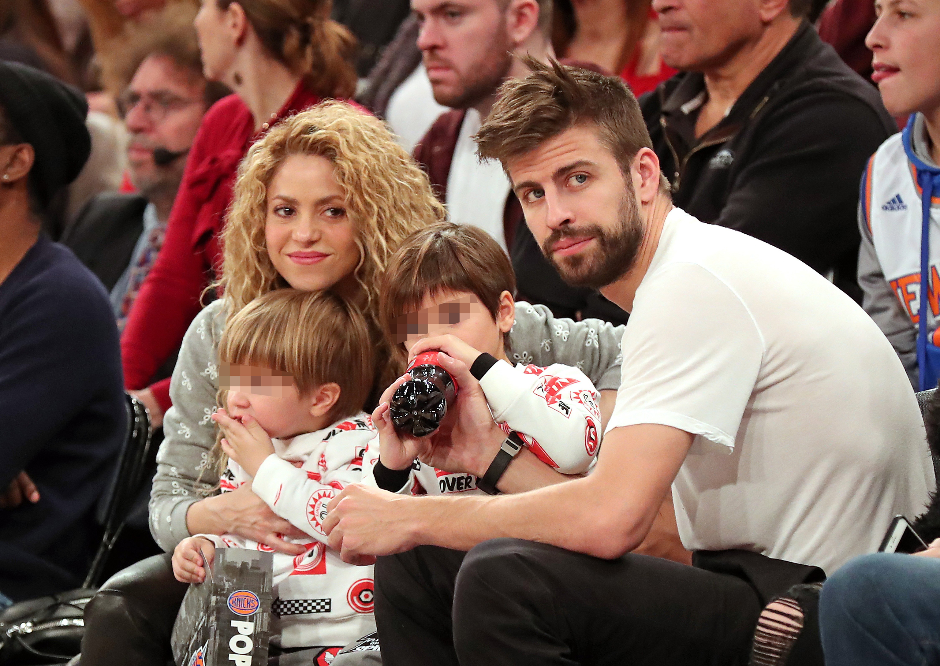Shakira y Piqu con sus hijos en un partido de la NBA en Nueva York.