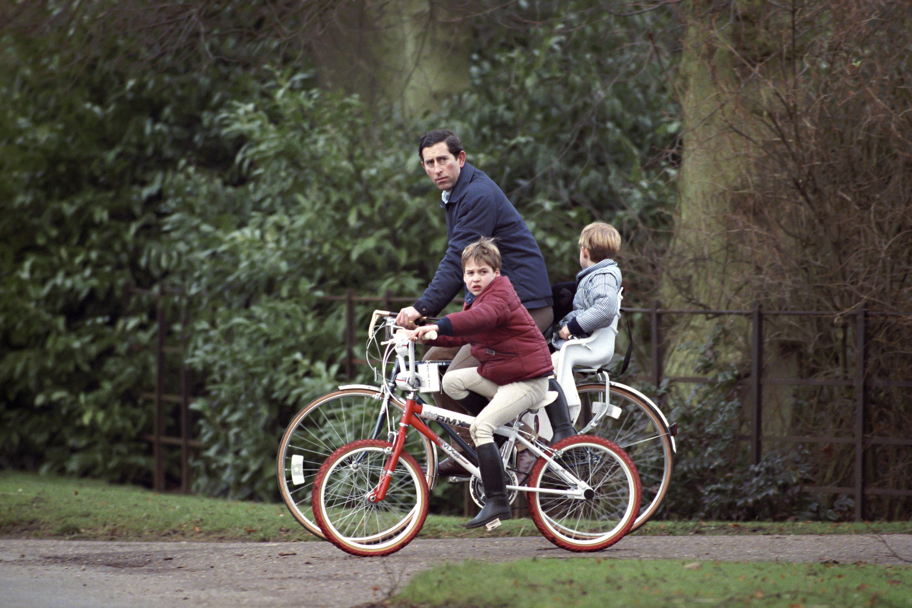Paseando en bicicleta con sus hijos, en los aos 90.