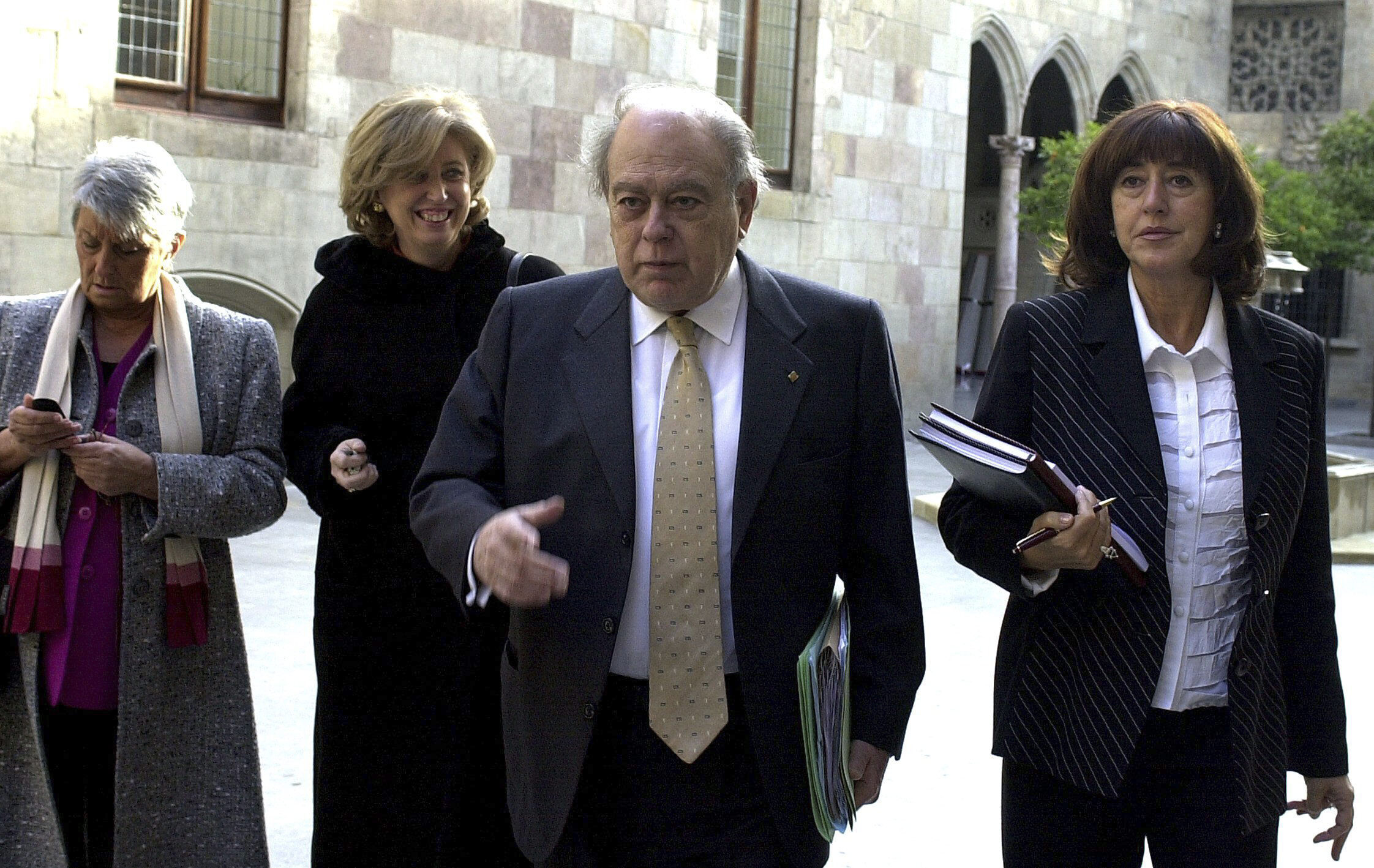 Jordi Pujol acompaado de su secretaria Carme Alcoriza (dcha)