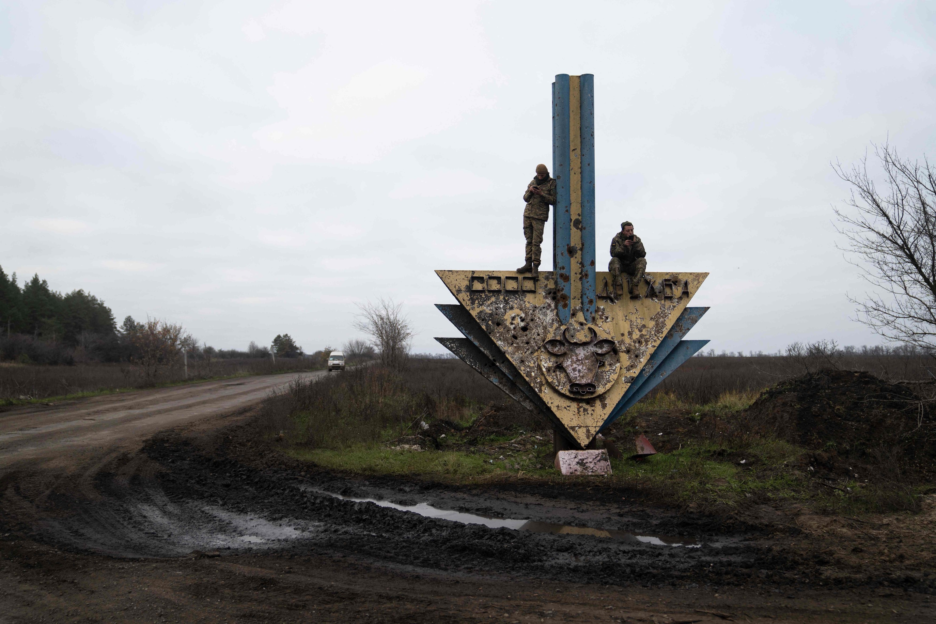 Militares ucranianos intentan captar señal telefónica, cerca de las regiones de Jarkov y Donetsk.