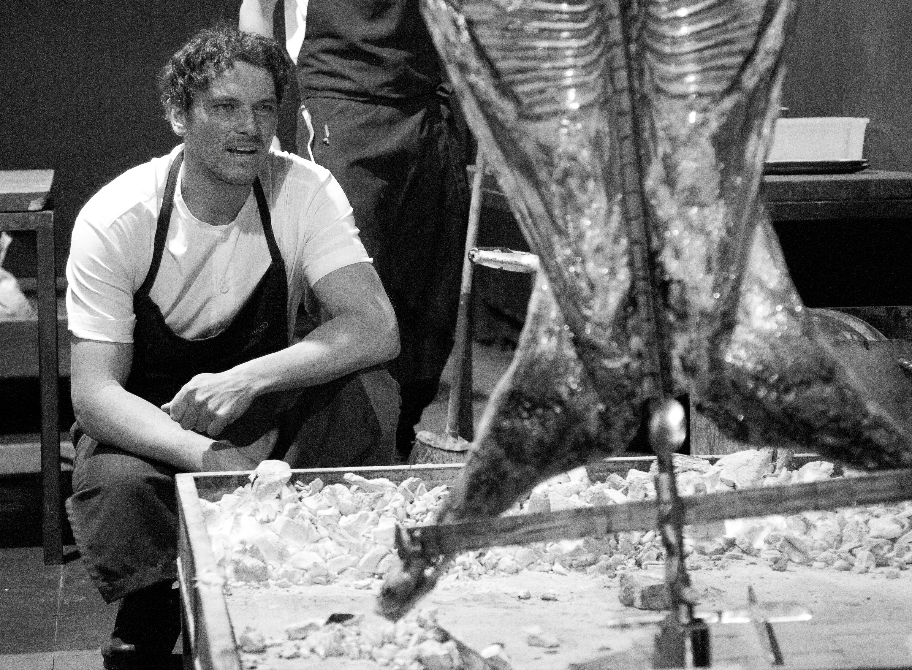 El chef preparando su famoso 'Cordero cocido a la Inversa' , que estará en el menú que presenta en Madrid.