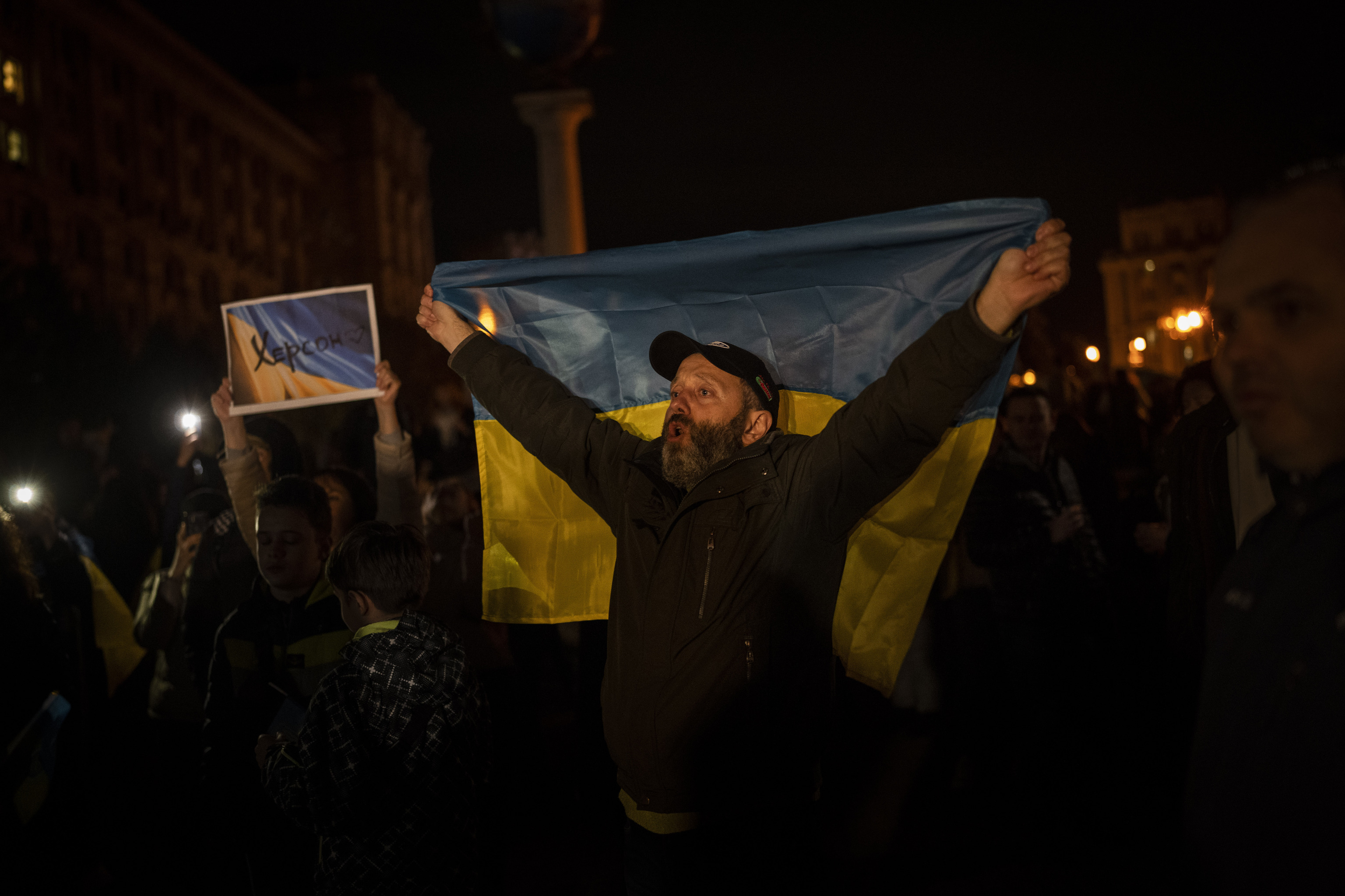 Los ucranianos de Kiev celebran la recuperación de Jersón.