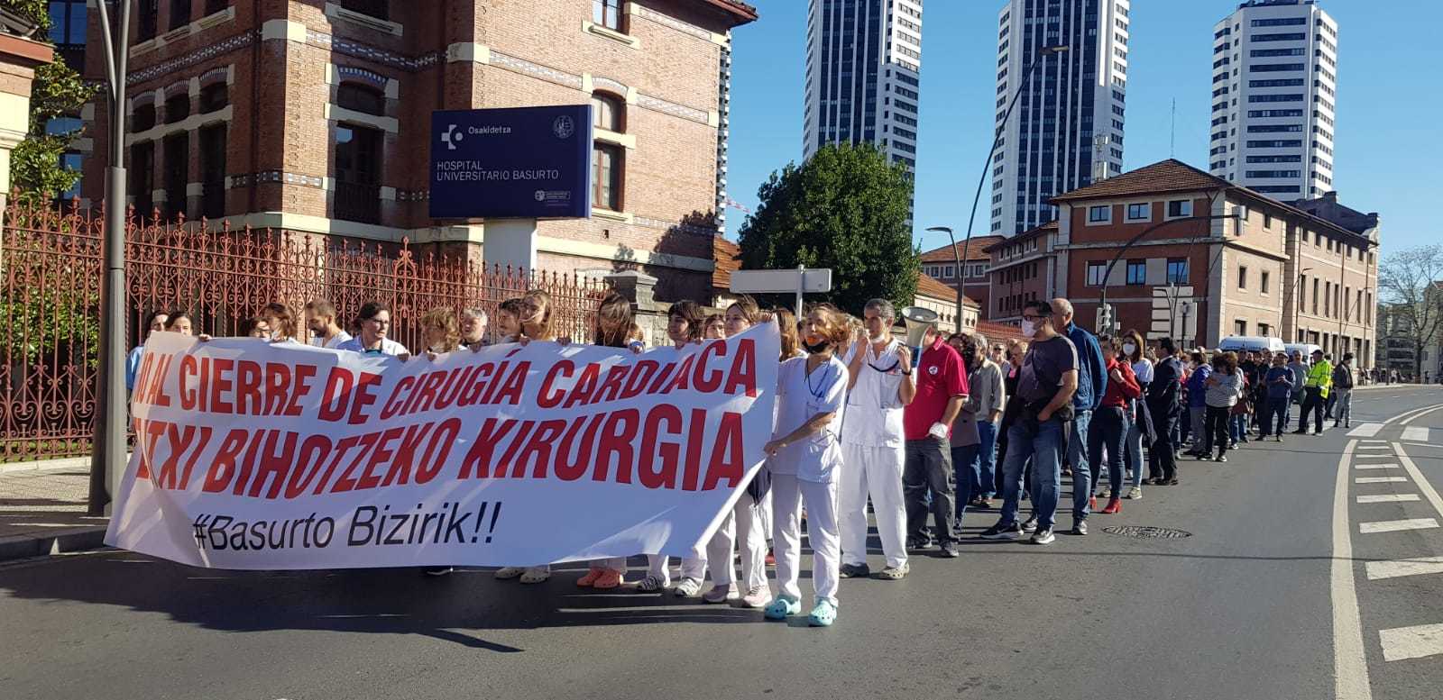 Sanitarios y trabajadores de Basurto con vecinos de Bilbao se manifiestan junto al hospital de Basurto en la marcha celebrada hoy.
