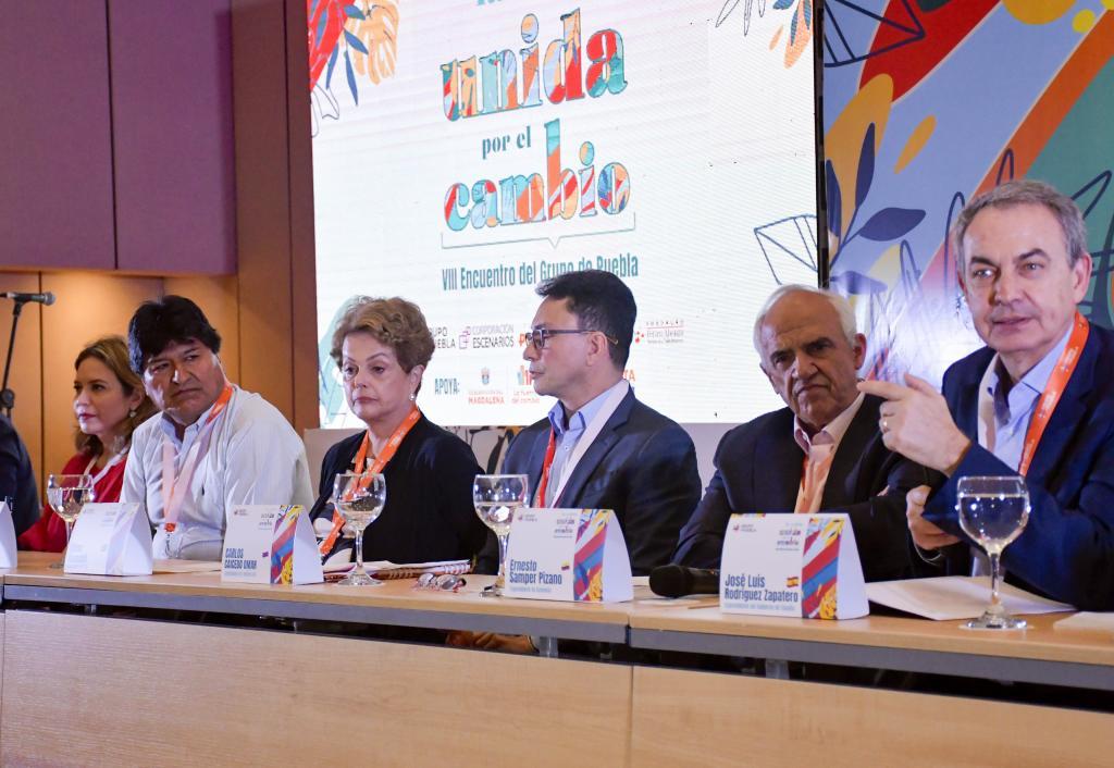 Zapatero, junto a otros líderes políticos, en la Cumbre de Puebla.