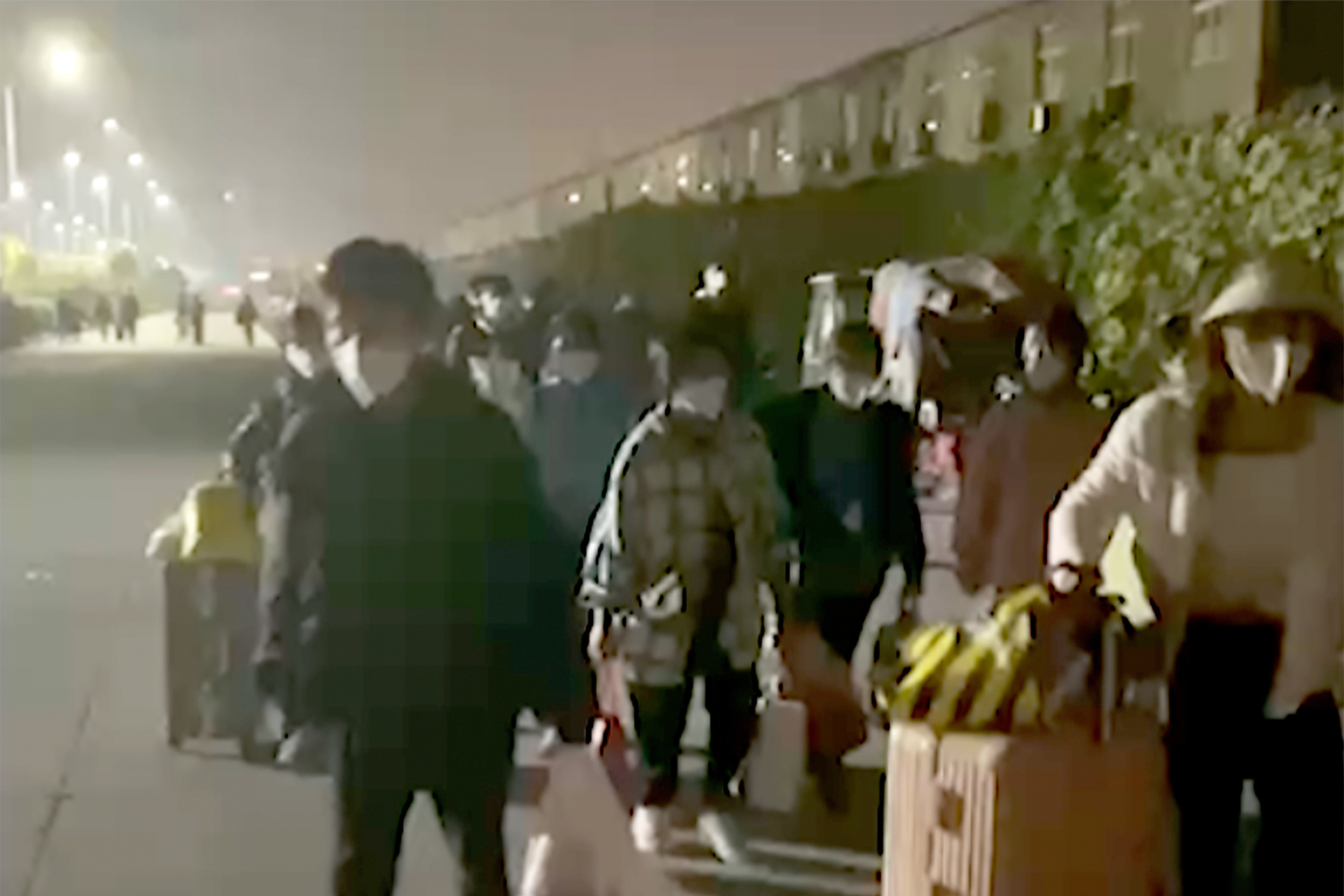 Imagen de un vdeo con empleados huyendo de la planta de Foxconn en Zhengzhou