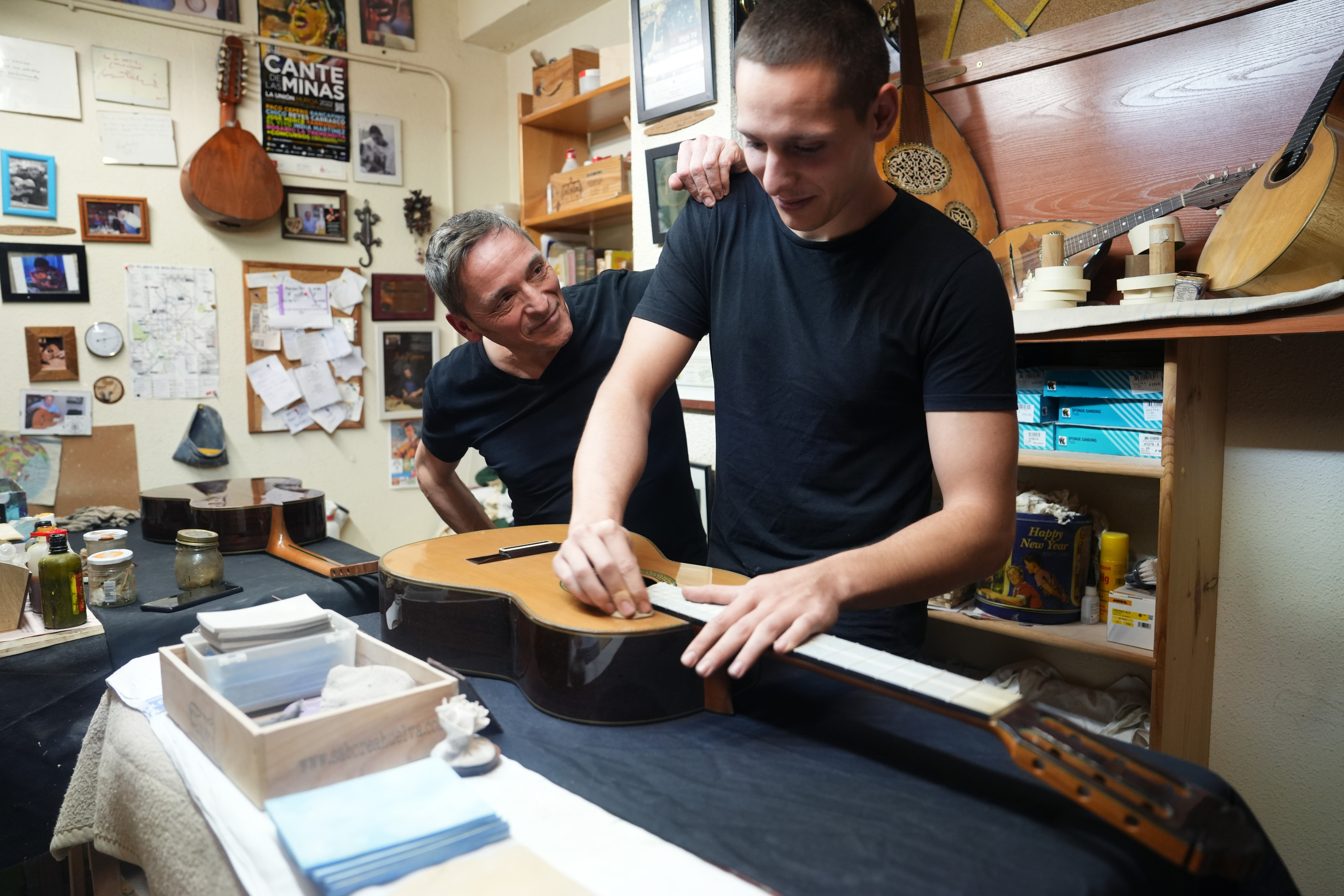 Mariano Paredes, hijo y nieto, trabajando a mano en una guitarra en su taller de Madrid.