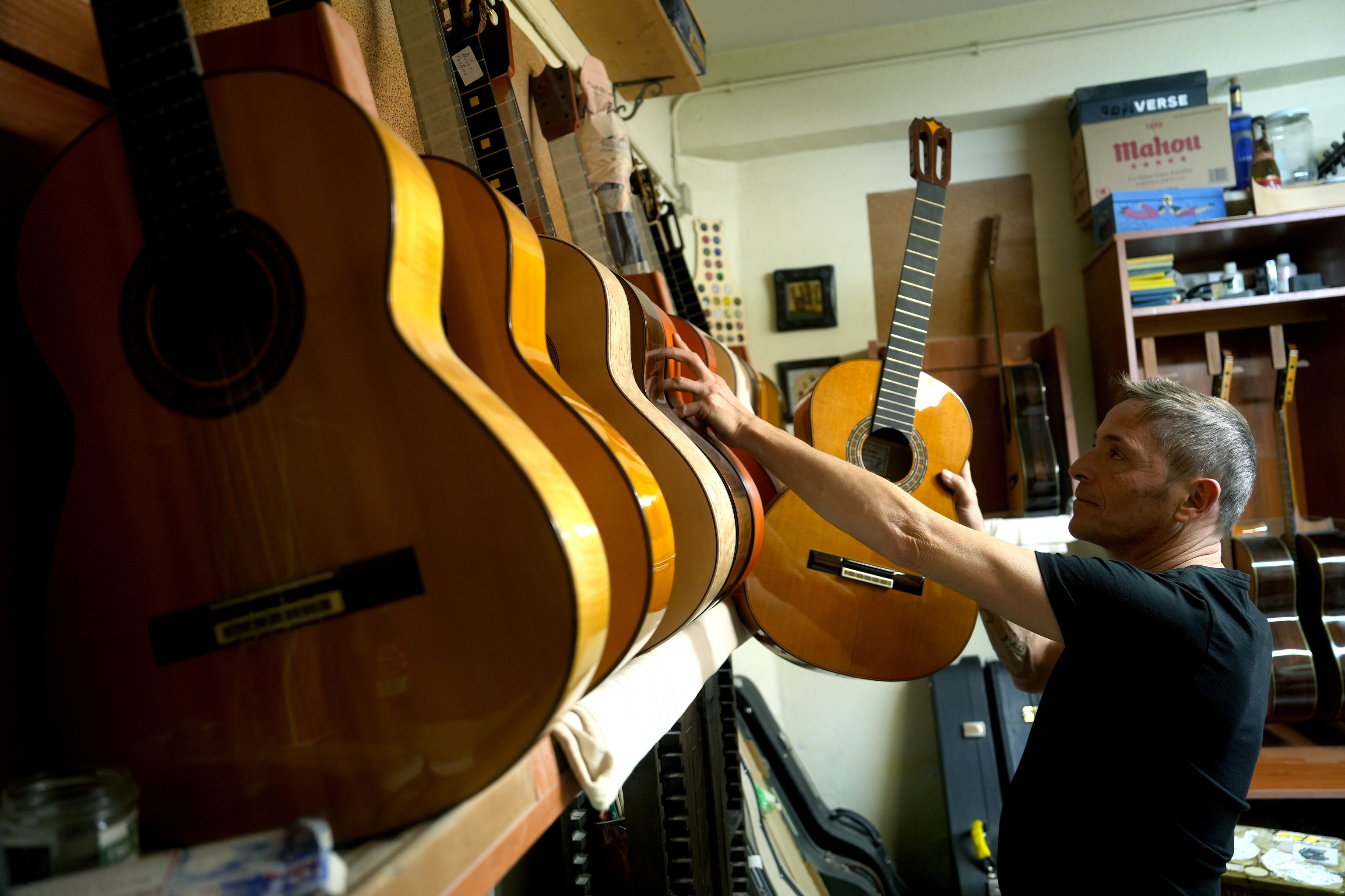 Mariano Paredes (hijo) coloca las guitarras pendientes de barnizar.