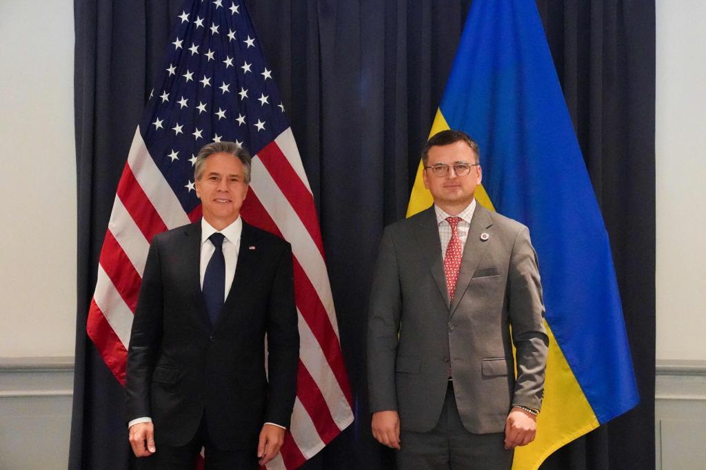 El secretario de Estado de EEUU, Antony Blinken, junto a Dmytro Kuleba.