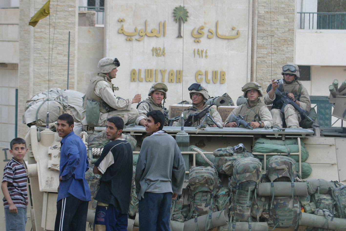 Jóvenes iraquíes y soldados de EEUU en Bagdad en 2003. AFP