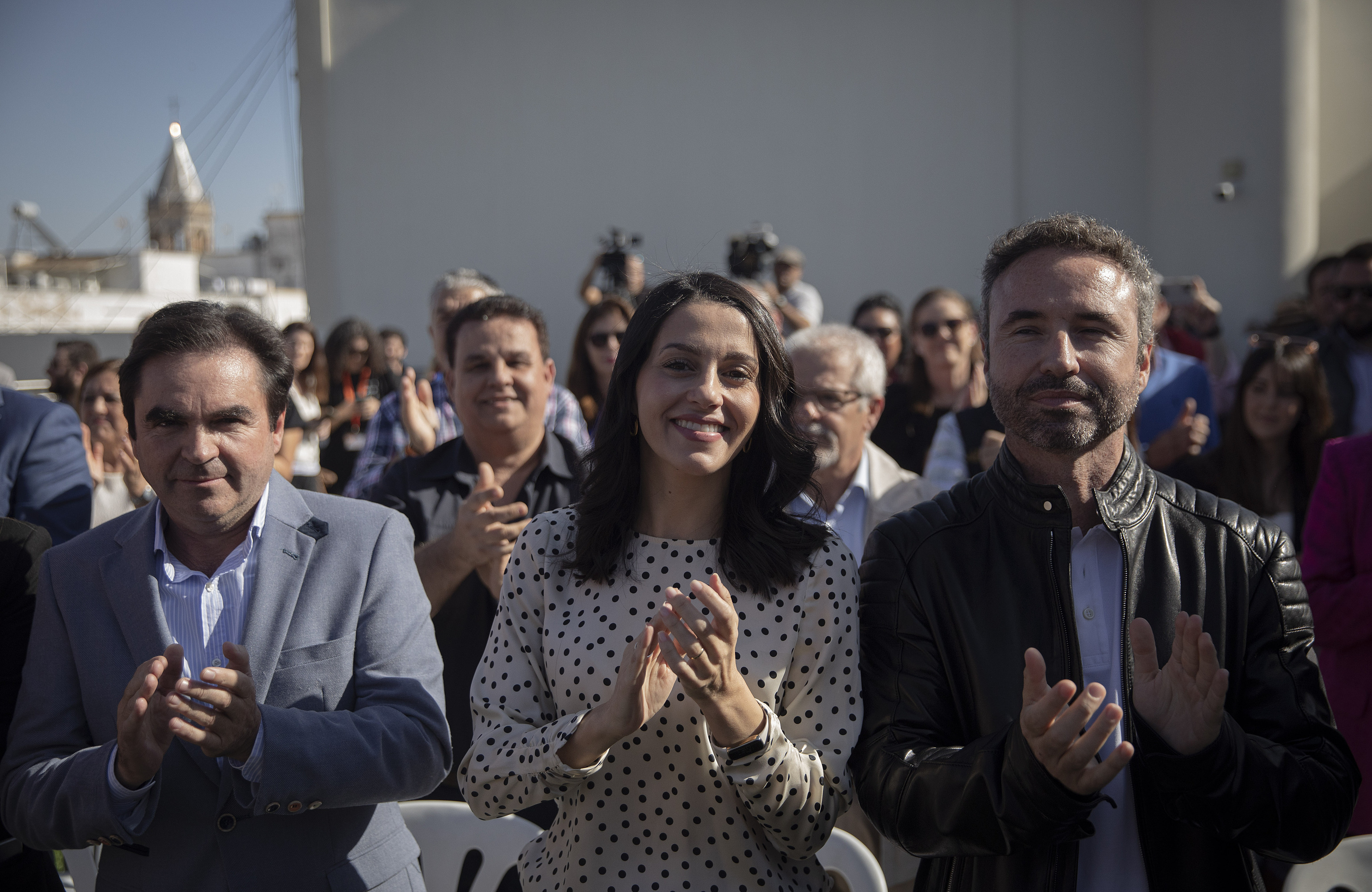 Ins Arrimadas, en Sevilla, entre el alcalde de Porcuna, a la izquierda, y el diputado en el Congreso Guillermo Daz.
