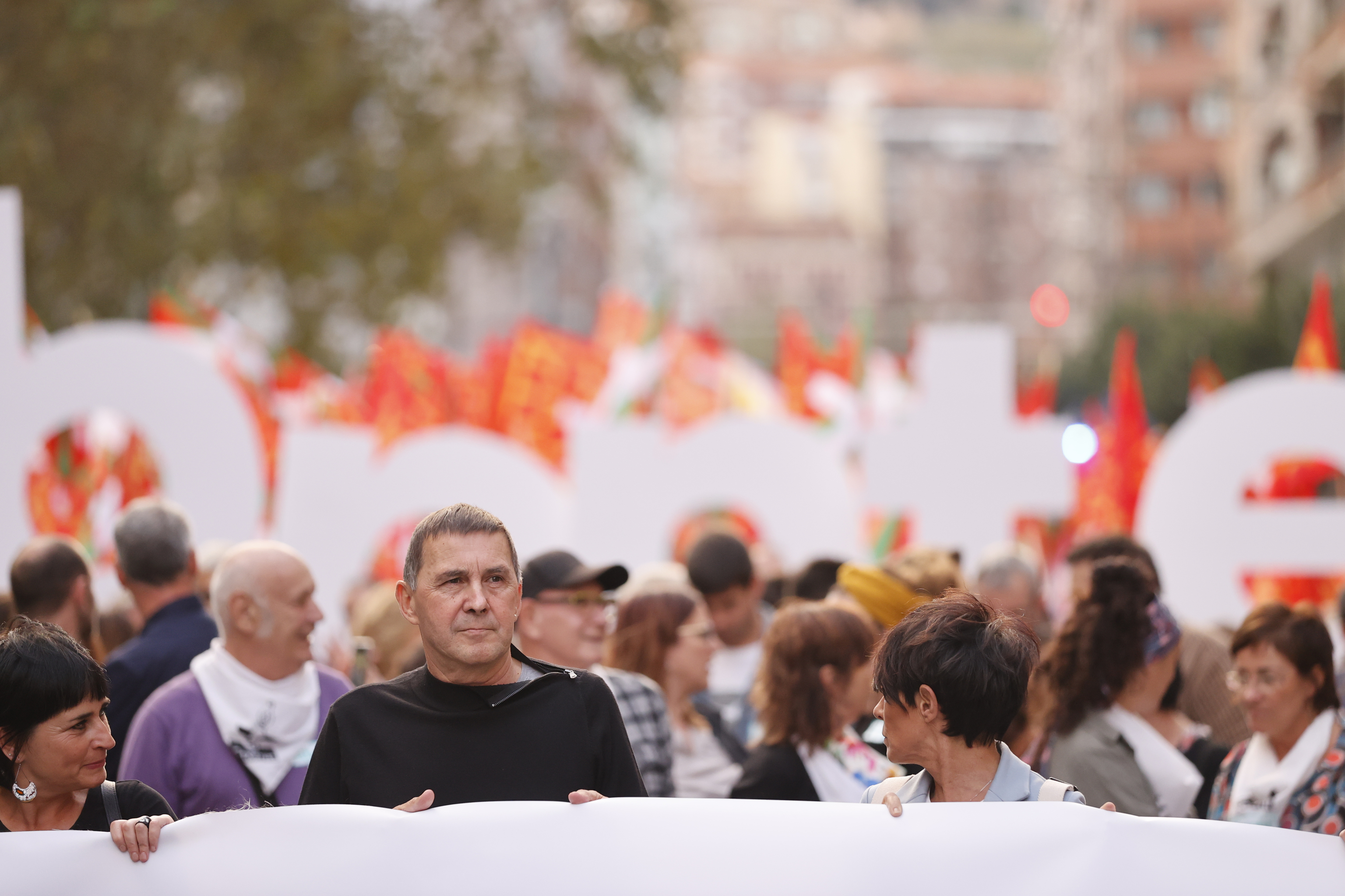 Arnaldo Otegi porta junto a candidatos de EH Bildu a las elecciones la pancarta de la marcha celebrada en Bilbao.