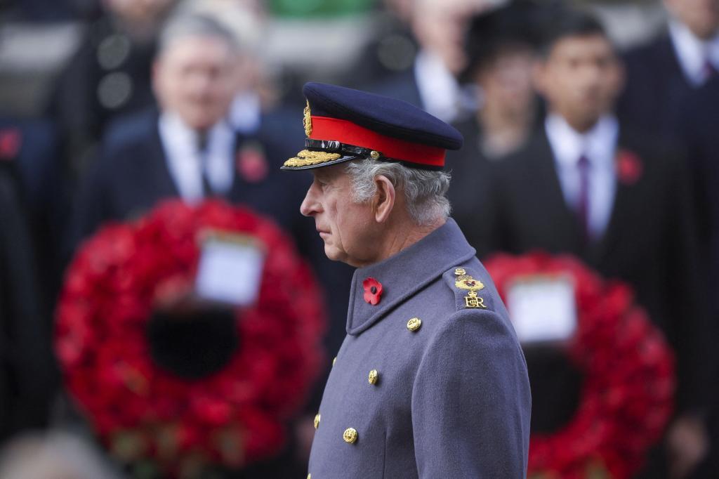 El rey Carlos, este domingo, ante el Cenotafio de Londres.