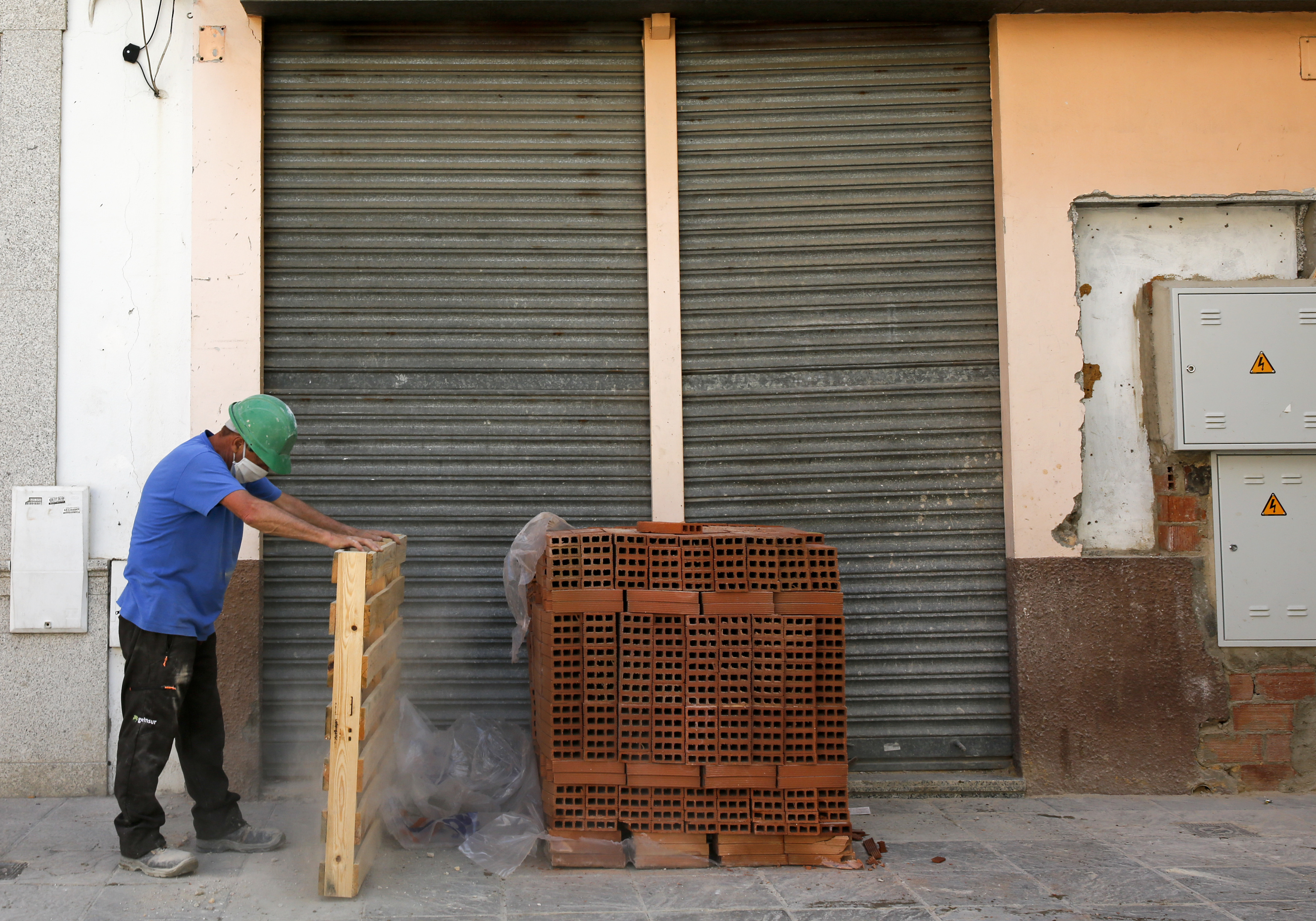 Un trabajador en unas obras de construcción en Sevilla.