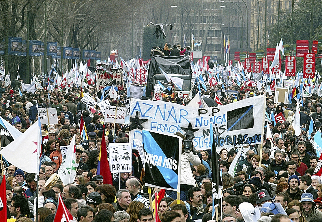 Manifestacin en Madrid tras la catstrofe del 'Prestige' con pancartas contra el PP de Fraga y Aznar.