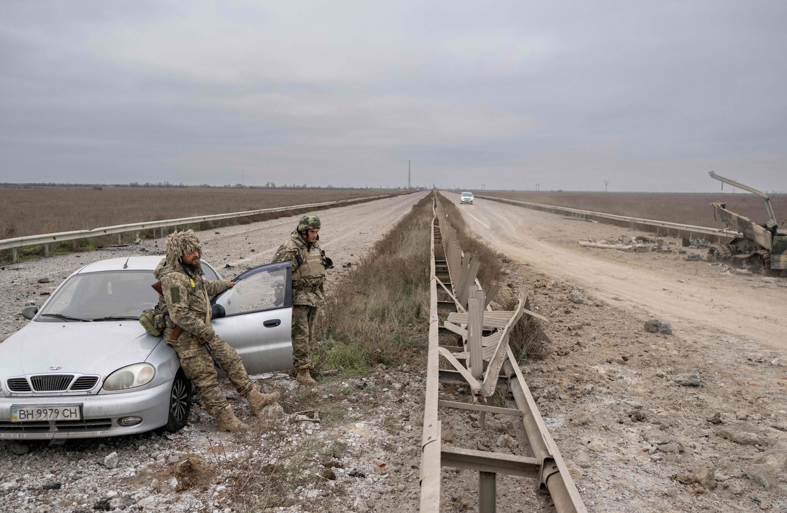 Soldados ucranianos montan guardia en la carretera de Mikolaiv a Jersón.