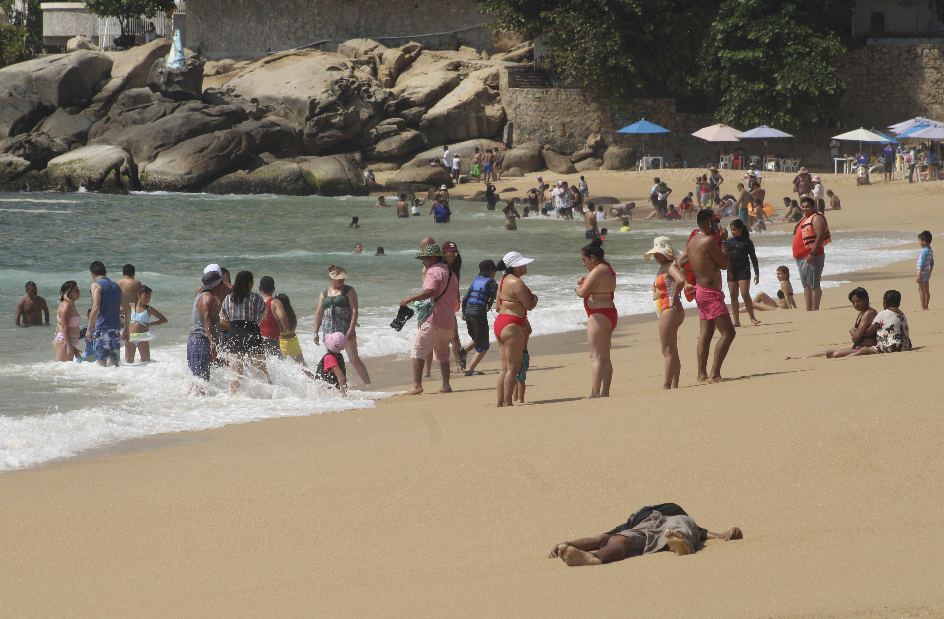 Un cadver en una playa de Acapulco.