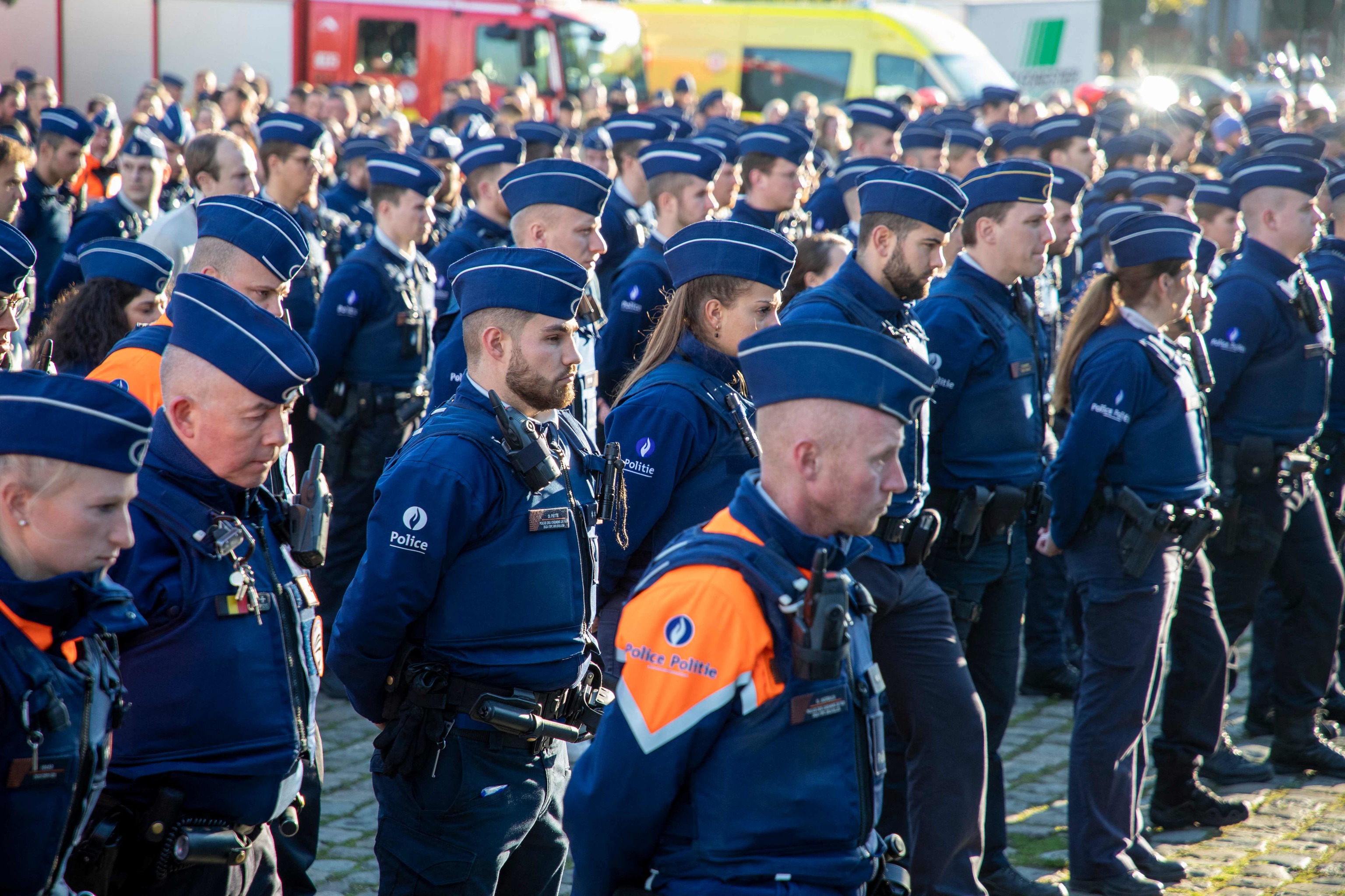 Policas belgas cerca del lugar del apualamiento, en Bruselas.