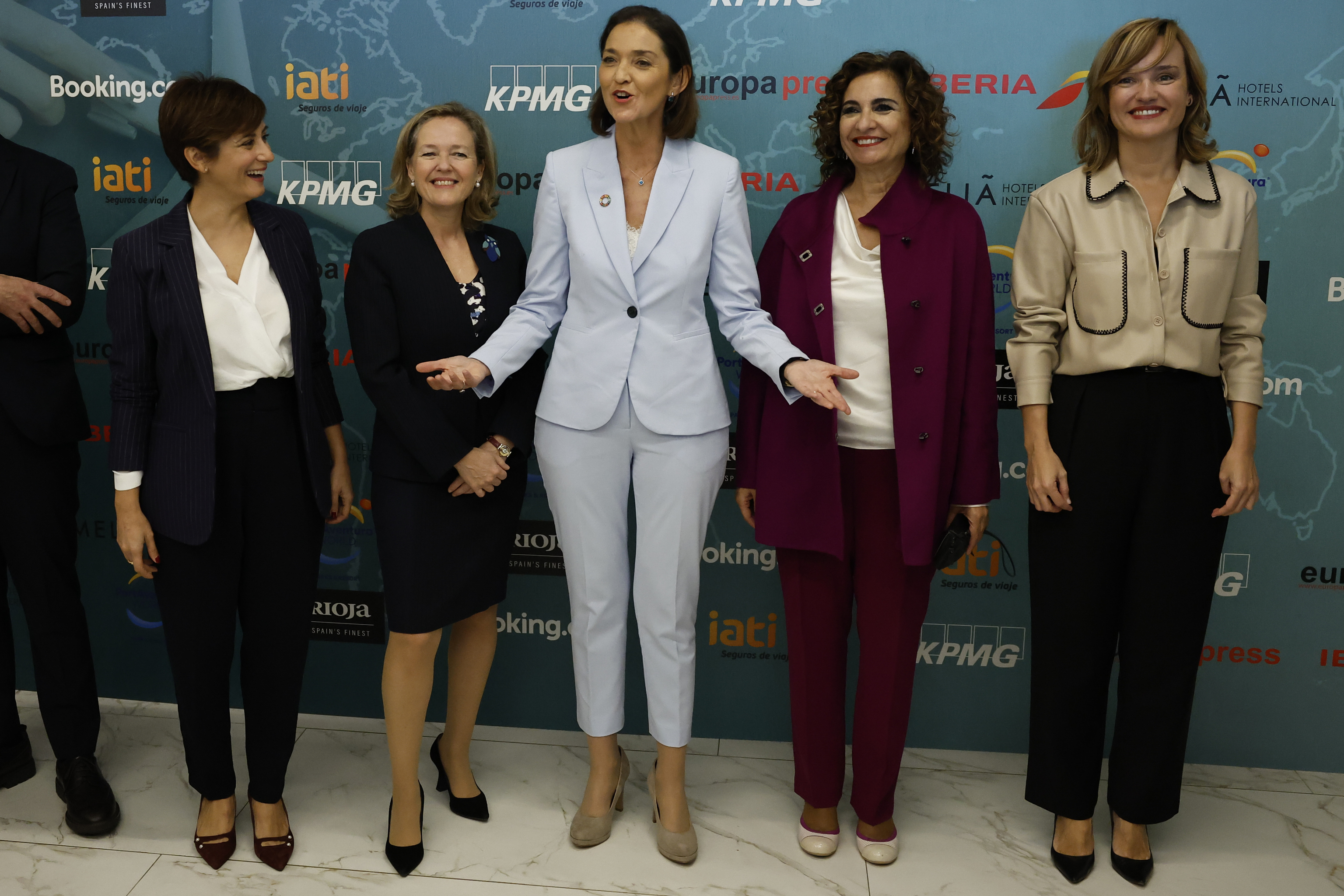 La candidata Reyes Maroto, en el centro, con las ministras Isabel Rodrguez, Nadia Calvio, Mara Jess Montero y Pilar Alegra