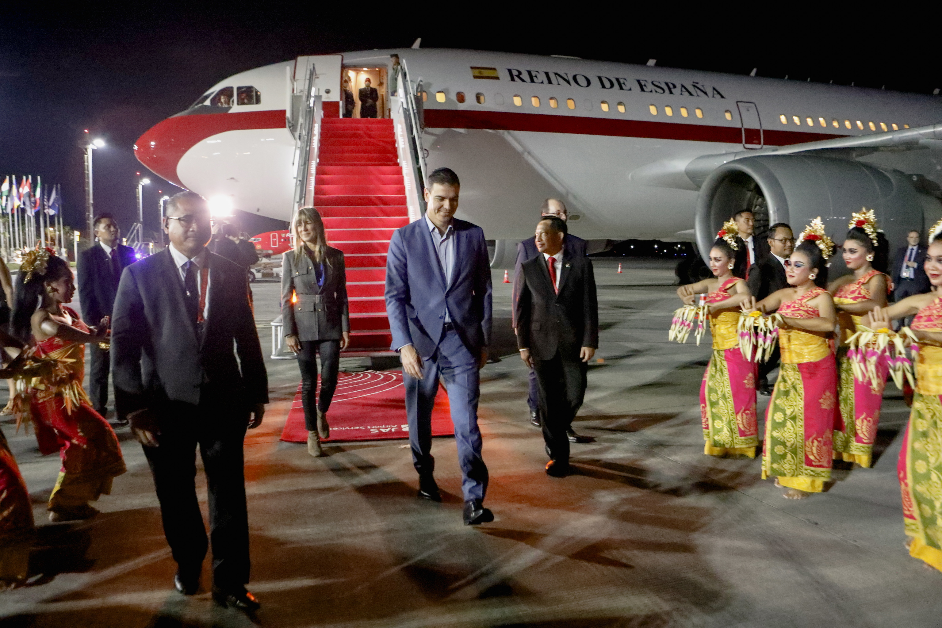 Pedro Sánchez llega a Bali, acompañado de su mujer, Begoña Gómez, para participar en el G-20.
