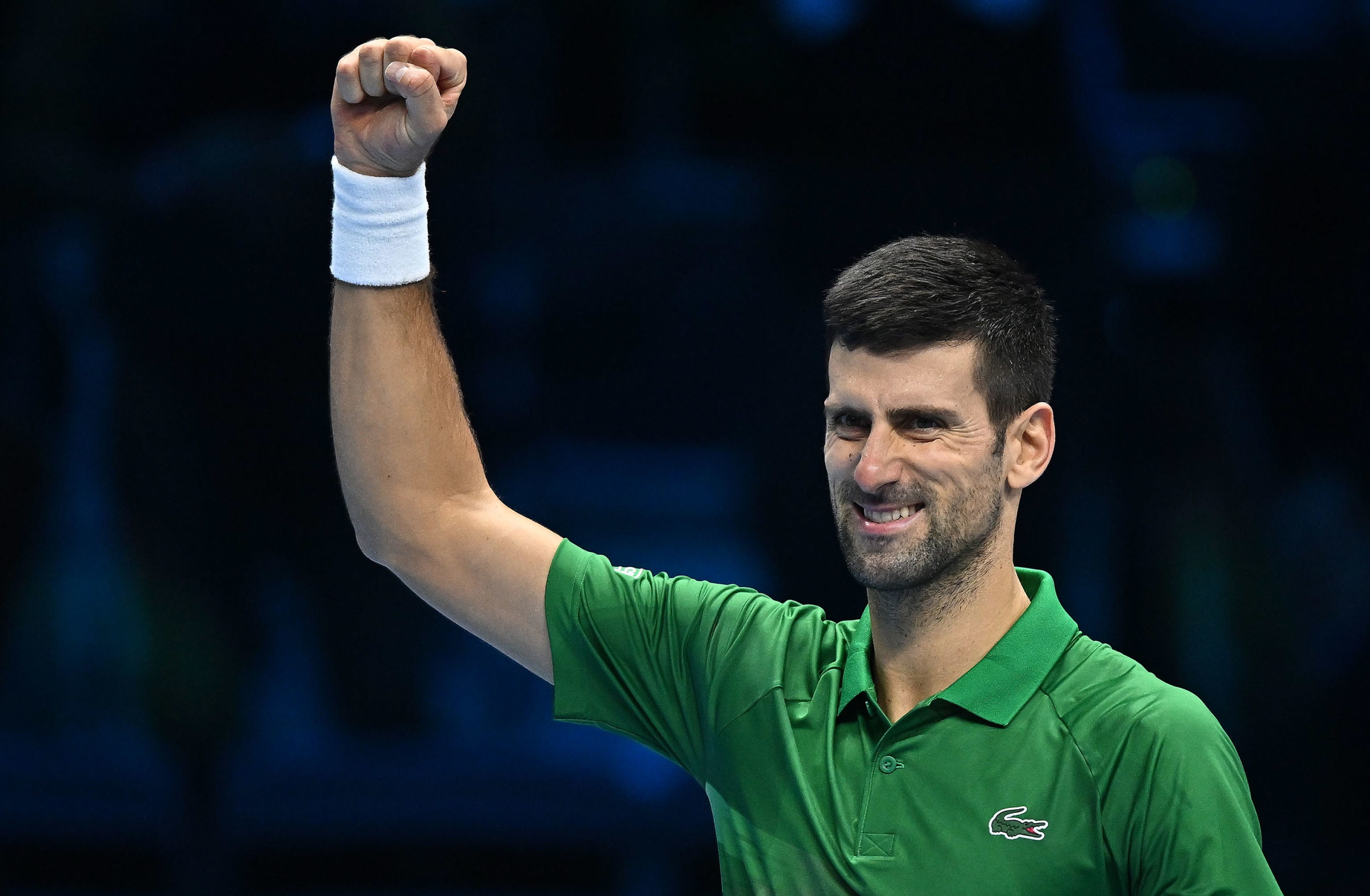 Djokovic celebra un punto ganador durante su partido de las finales ATP ante Stefanos Tsitsipas.