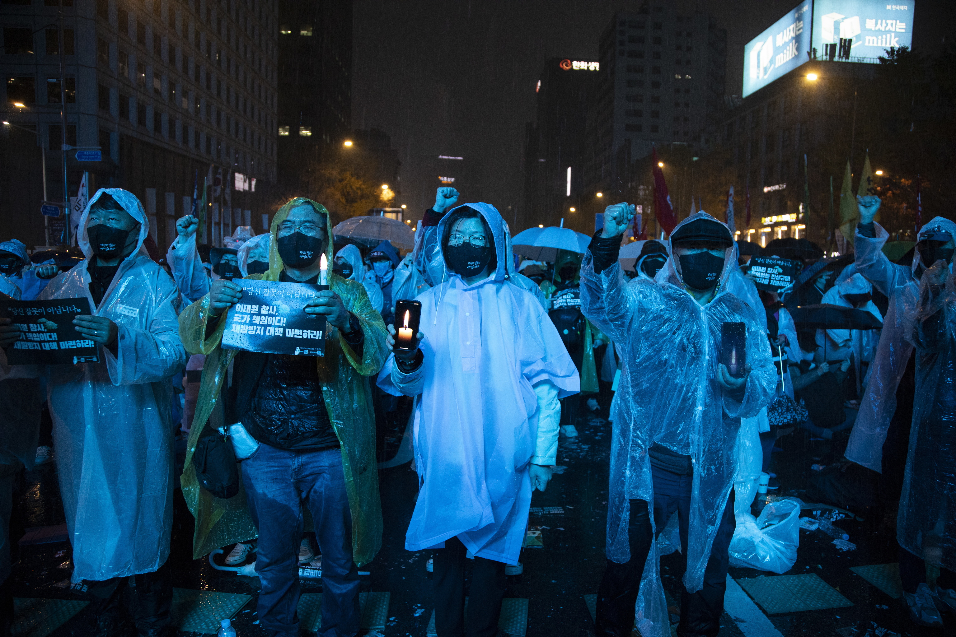 Miembros de la Confederacin Surcoreana de Sindicatos (KCTU) participan en una vigilia con velas por las vctimas de la estampida de Halloween en Sel, Corea del Sur, el 12 de noviembre de 2022. Unas 10.000 personas se reunieron para exigir el castigo de los responsables del gobierno. Al menos 156 personas murieron tras una estampida mortal que se produjo durante las celebraciones de Halloween en el distrito de Itaewon de Sel el 29 de octubre.