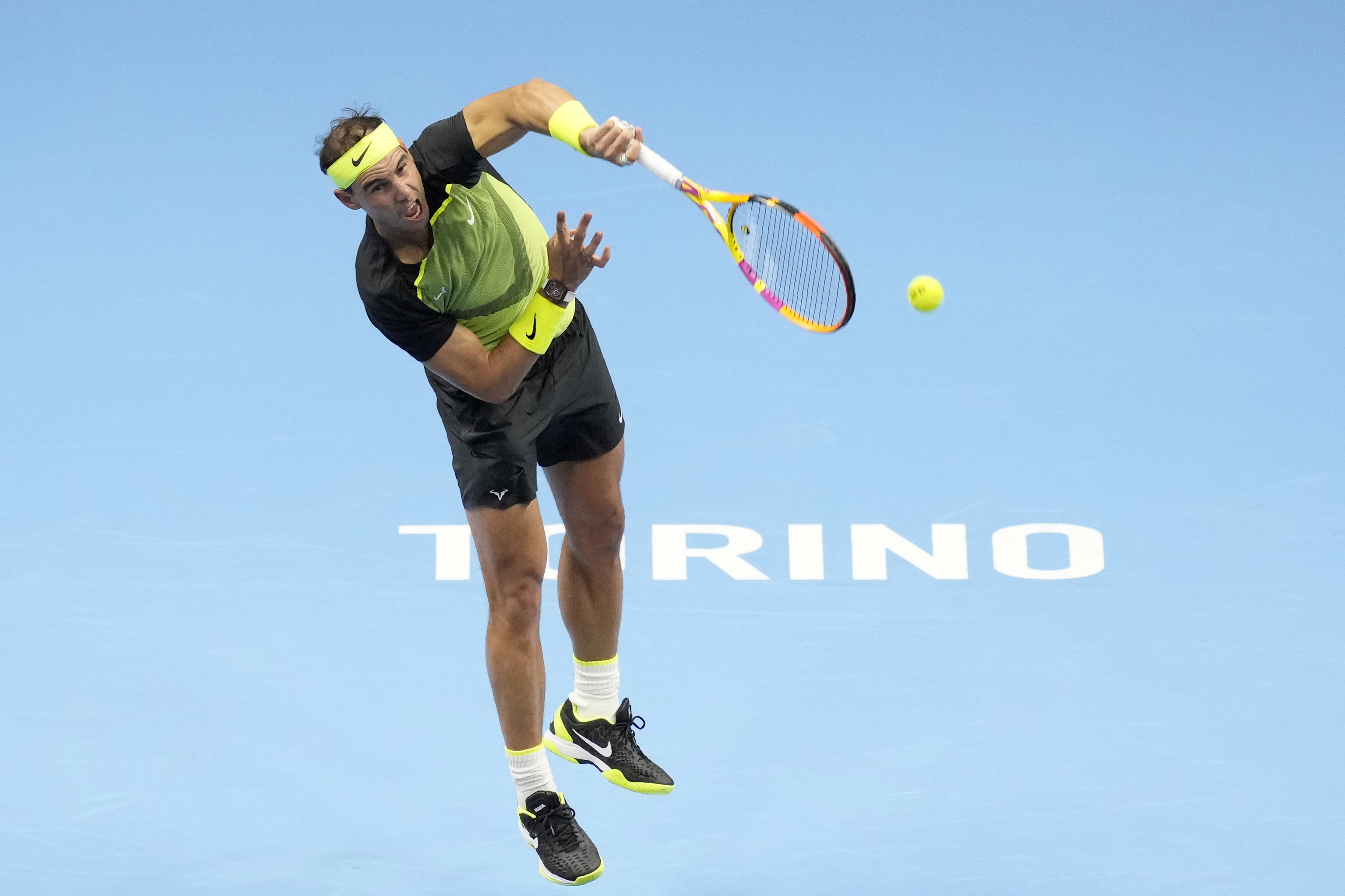 Rafa Nadal, devolviendo una bola durante el primer partido de las ATP Finals 2022.