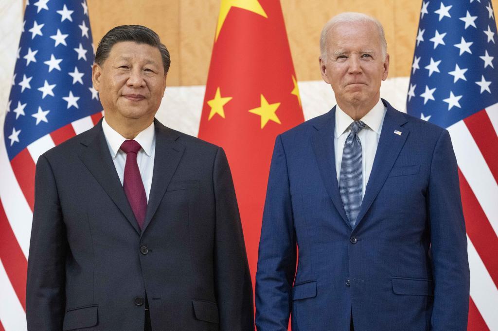 Los presidentes de China y Estados Unidos, Xi Jinping y Joe Biden, posan antes de una reunión bilateral enmarcada en la reunión de 2022 del G-20 en Bali.