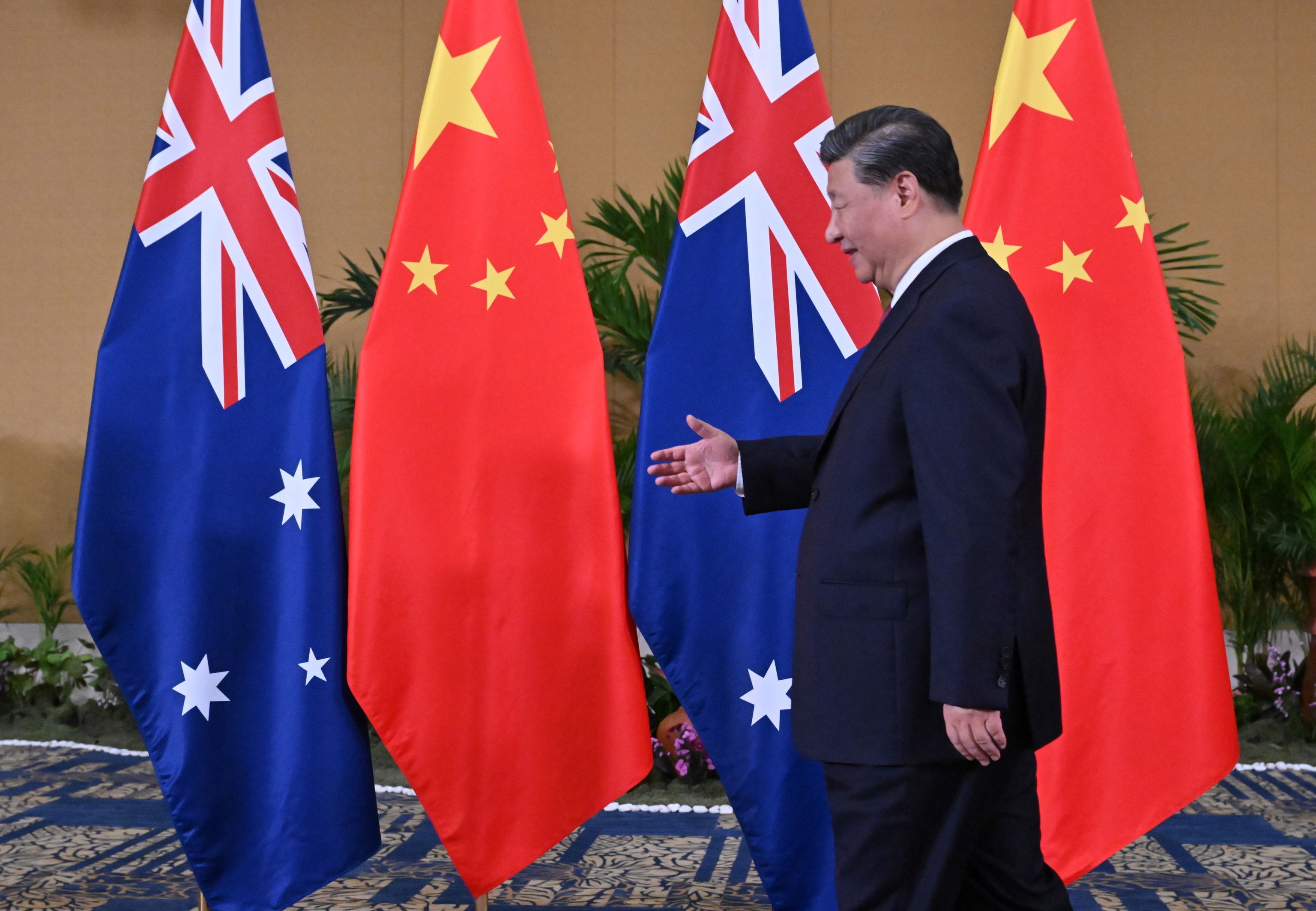 El presidente chino, Xi Jinping, preparado para estrechar la mano al 'premier' australiano.