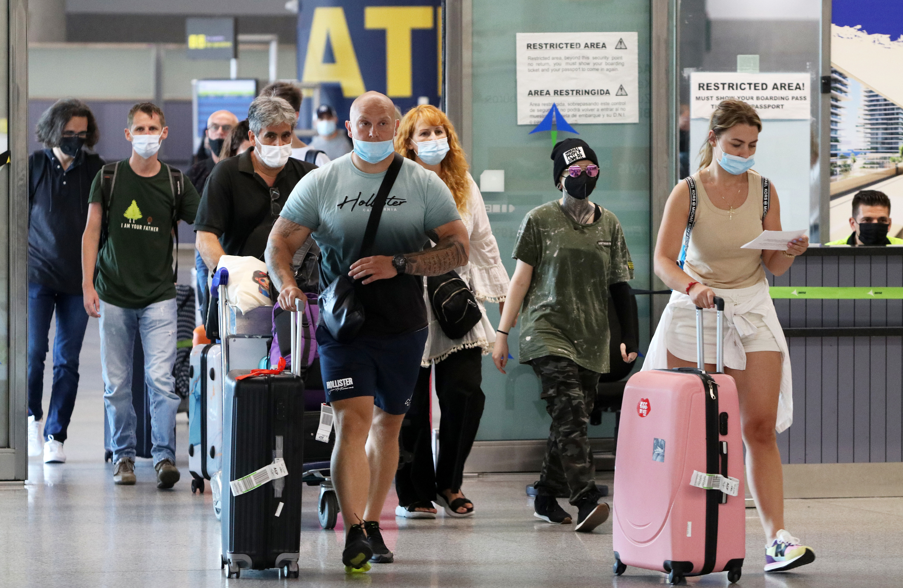 Turistas llegan al aeropuerto de Mlaga en las primeras semanas de apertura tras el confinamiento.