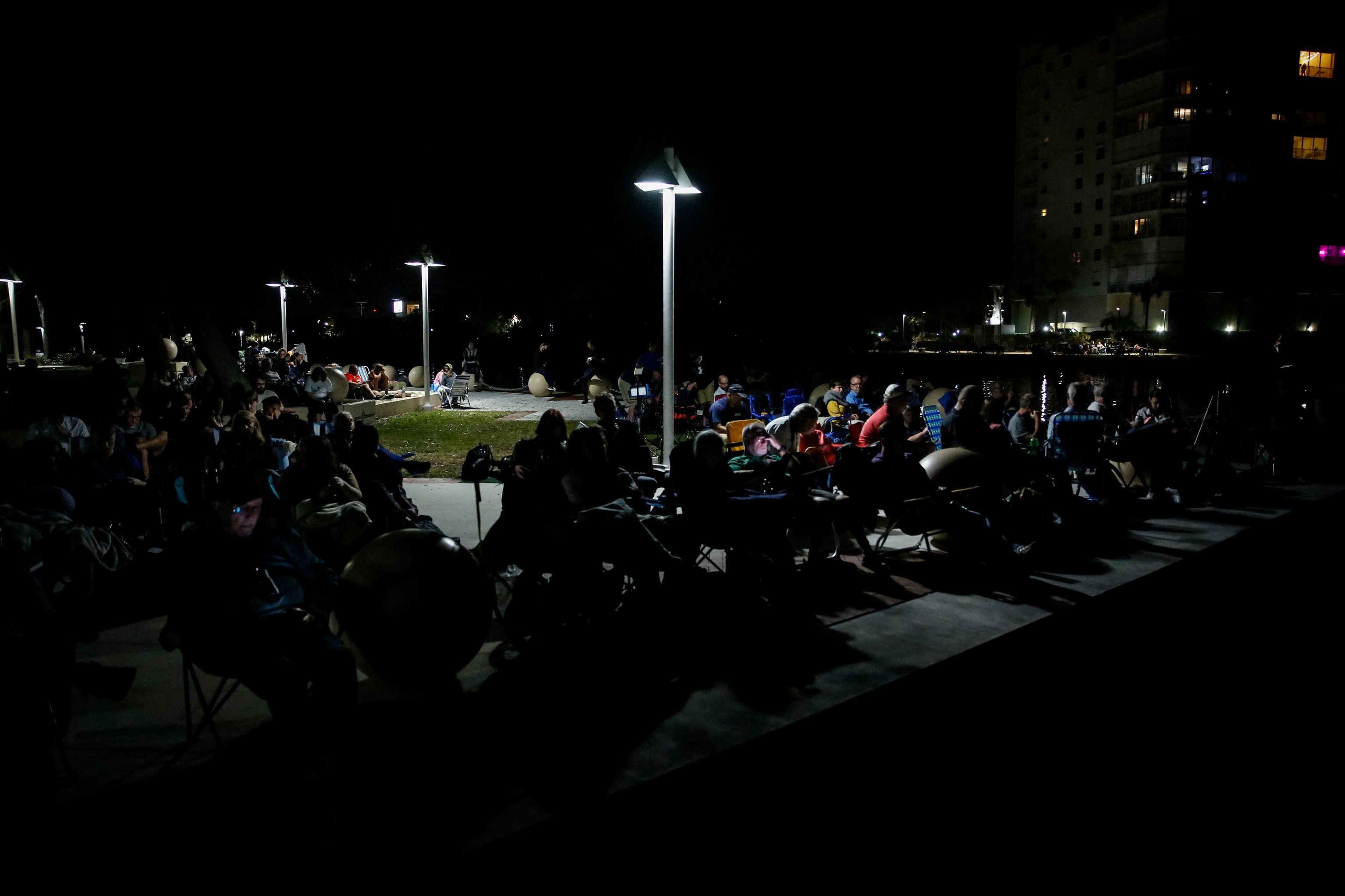 Ciudadanos esperan en el Centro de Veteranos para ver el despegue