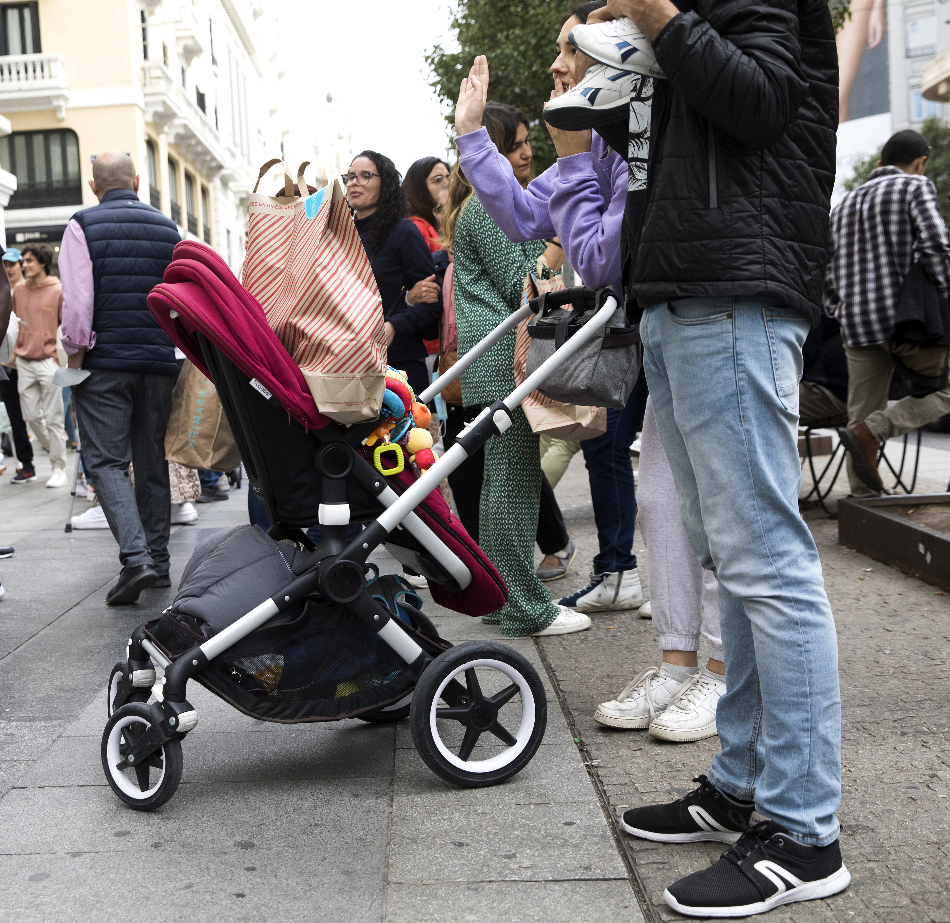 Una familia con carrito de bebé en el centro de Madrid.