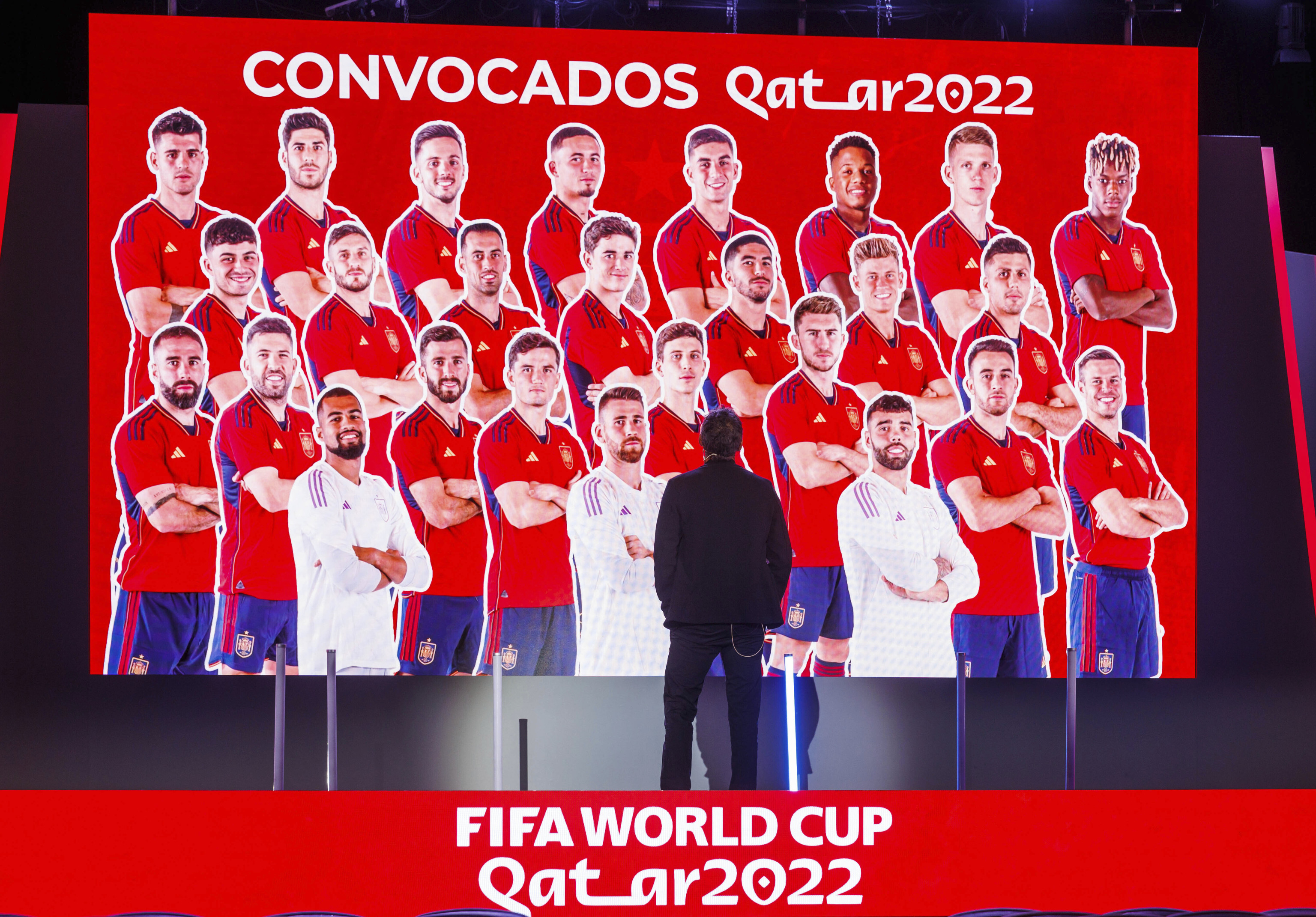 Luis Enrique observa la pantalla con los 26 jugadores convocados para el Mundial de Qatar.