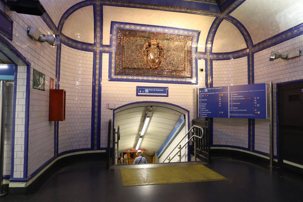 Interior de la estación de Tirso de Molina.