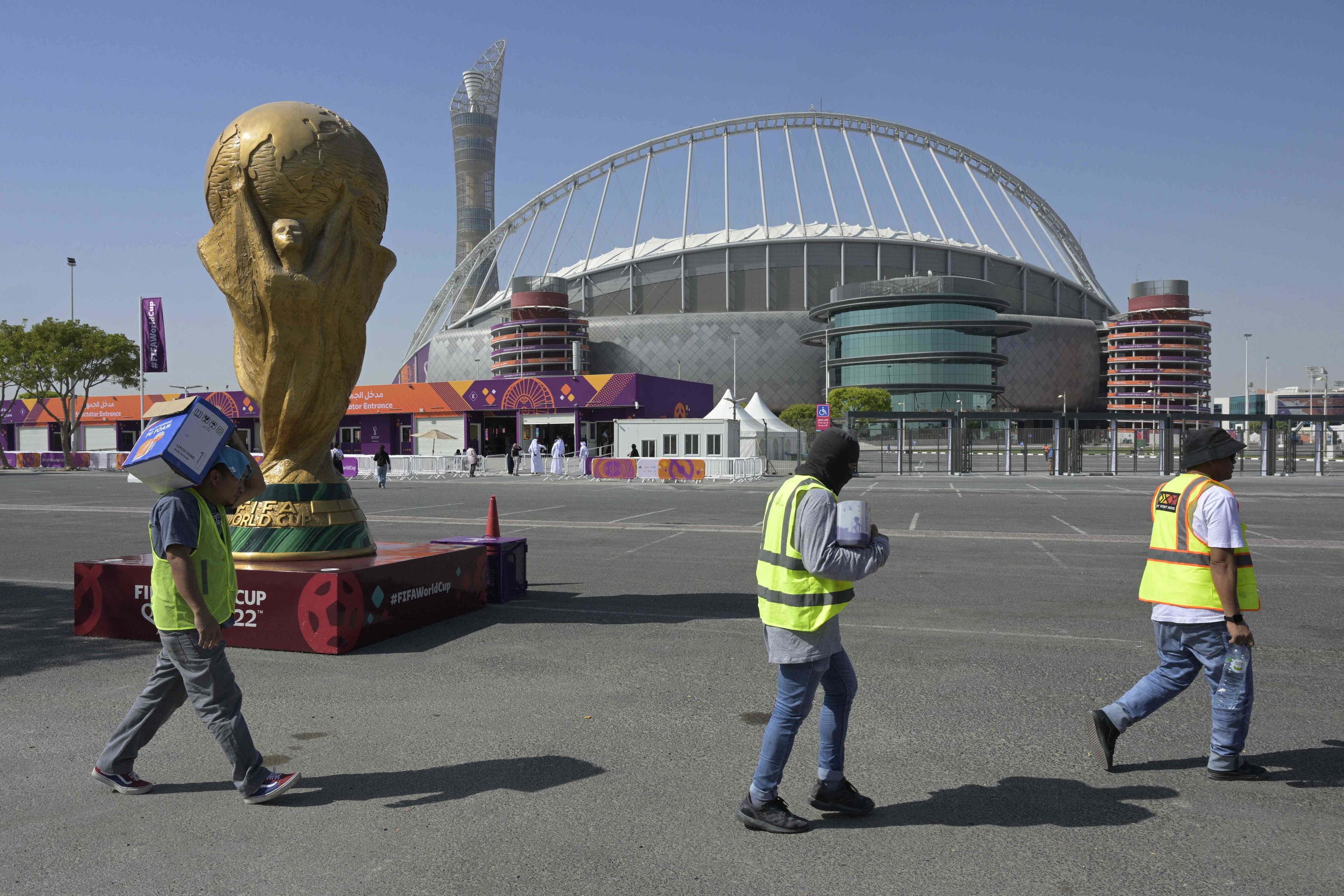 Operarios de la Copa del Mundo, junto al estadio Khalifa.