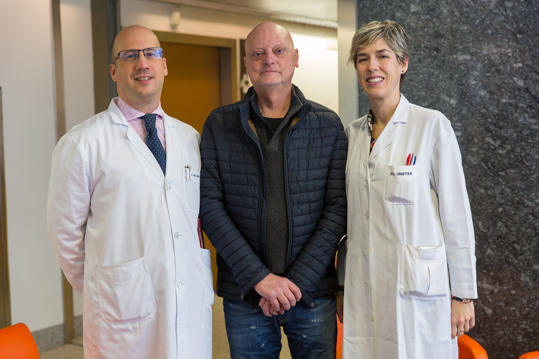 De izquierda a derecha: Dr. Mariano Ponz, especialista en Oncología Médica, Louis Baldachino y Dra. Ana Chopitea, especialista en Oncología Médica.