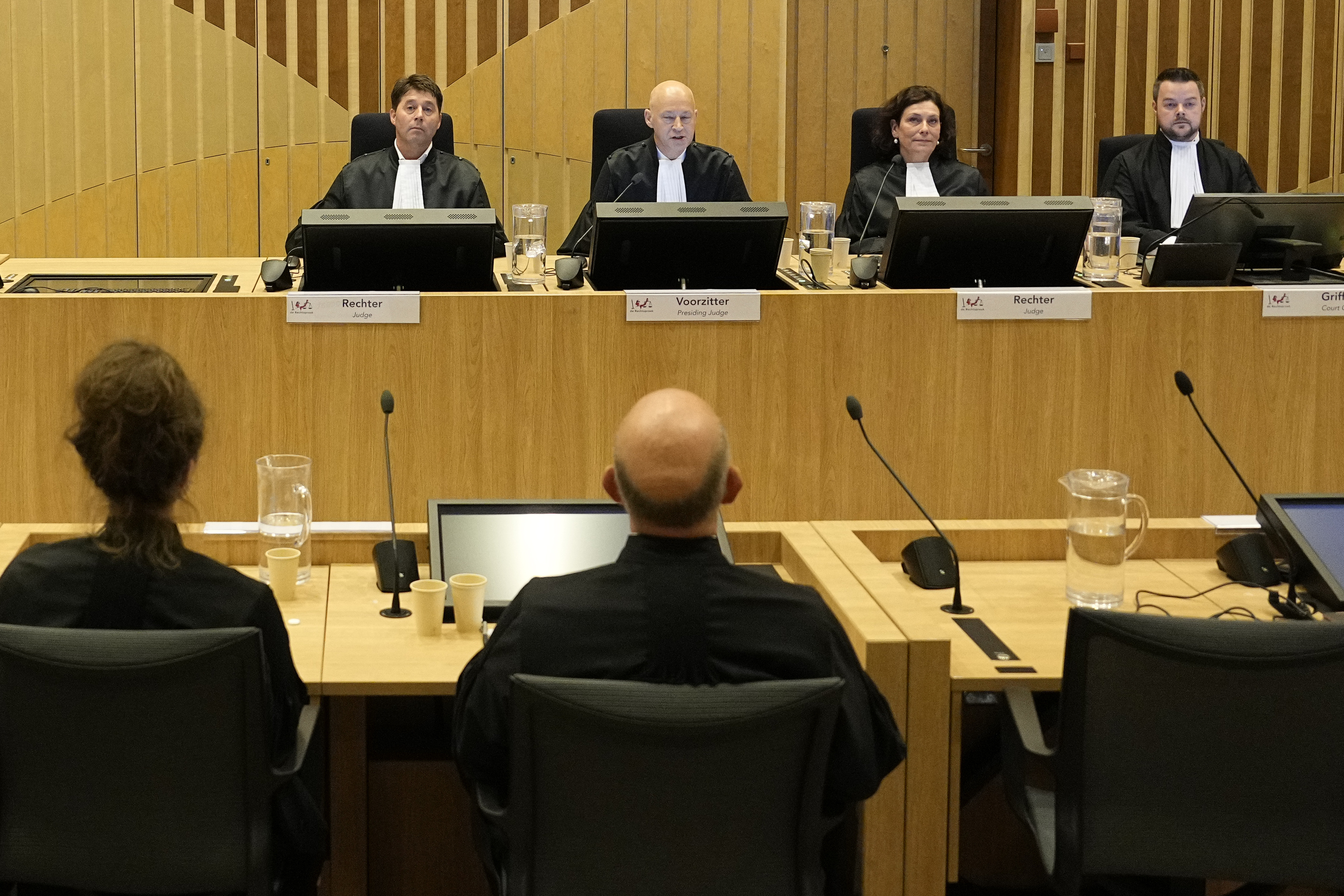 El juez  Hendrik Steenhuis, (segundo desde la derecha), durante la vista judicial en La Haya.