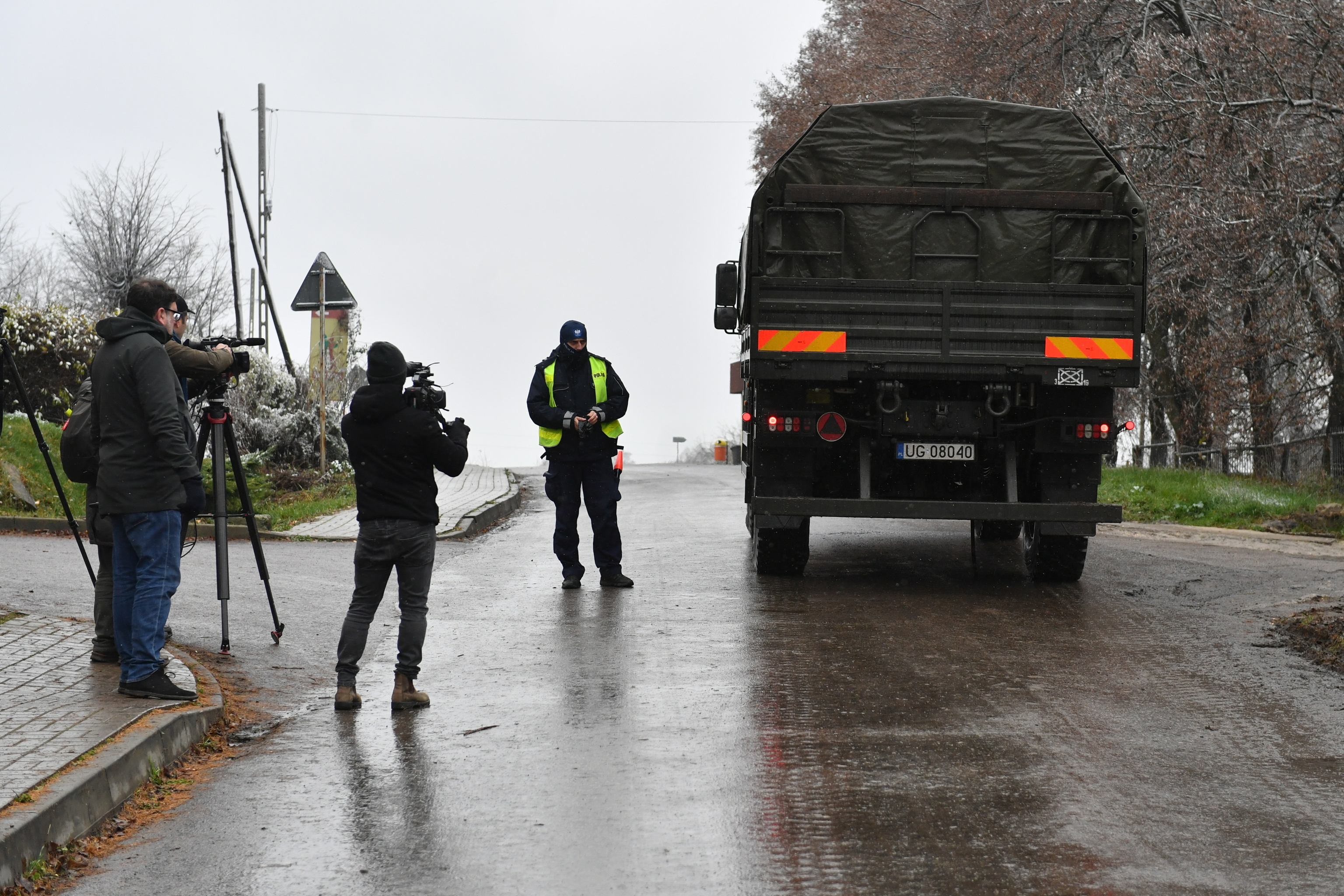 Polica en el pueblo Przewodw, donde impact el misil.