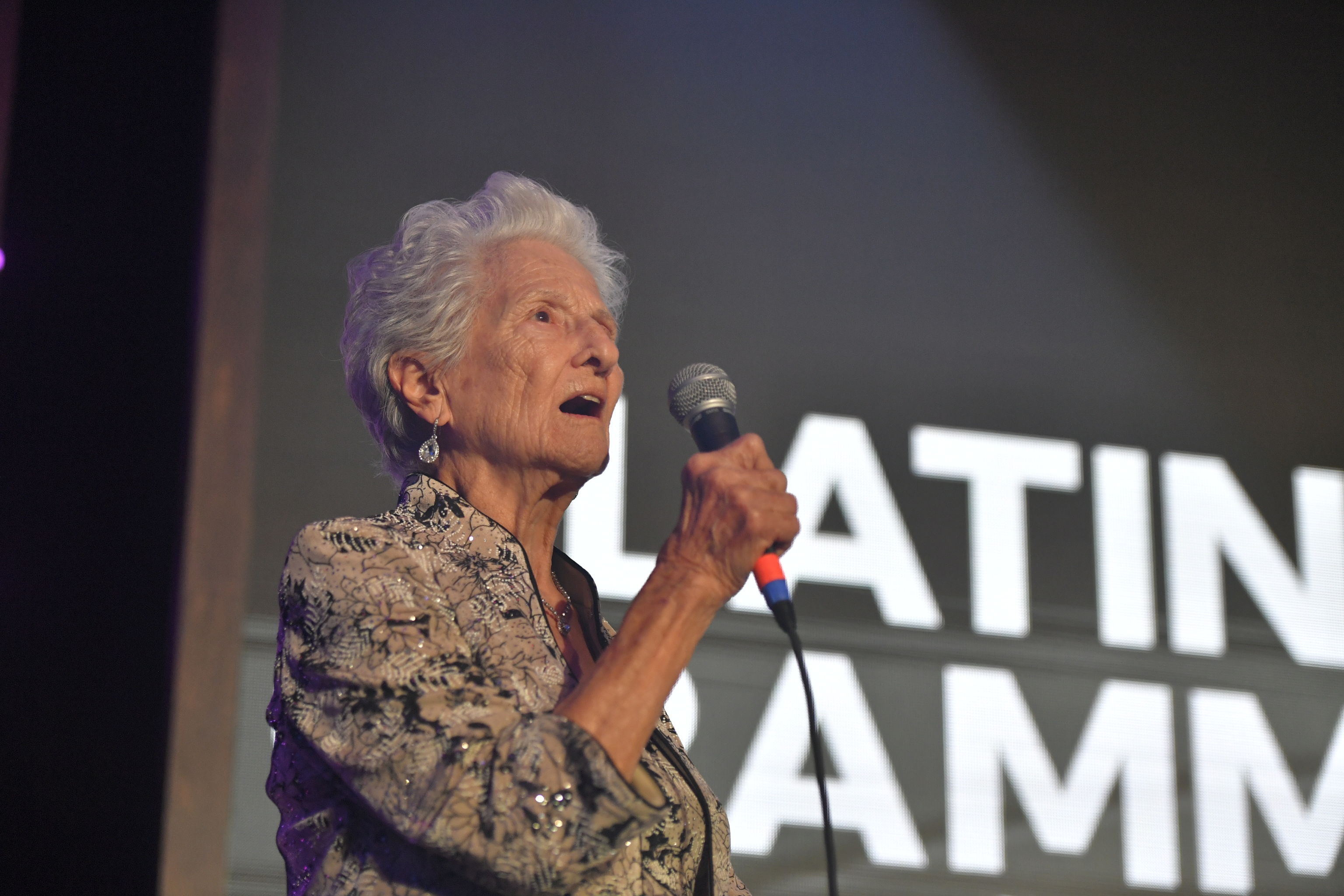 Ángela Álvarez, cantante sobre el escenario de uno de los eventos organizados por los Latin Grammy.