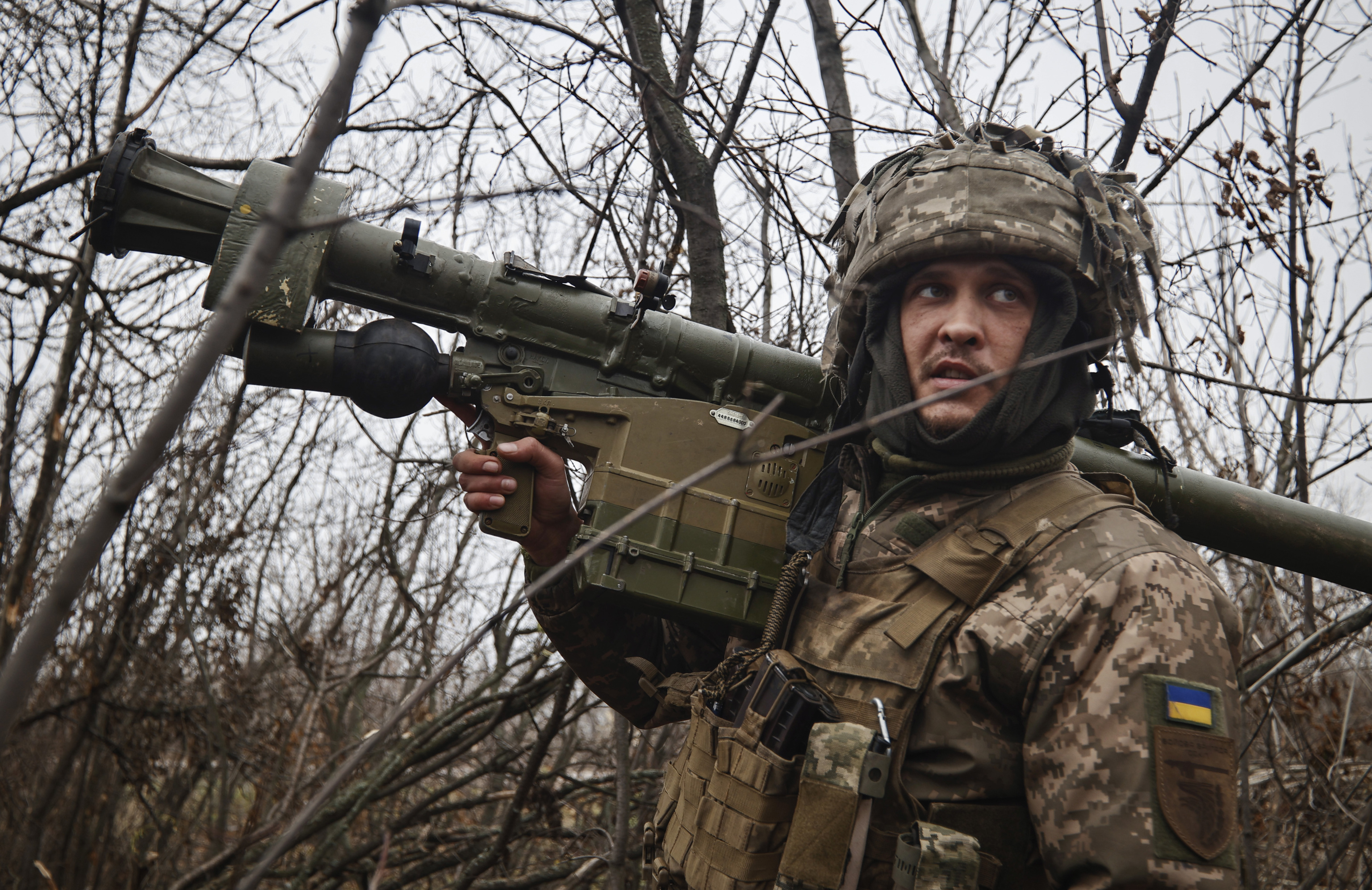 Un soldado ucraniano armado en la regi